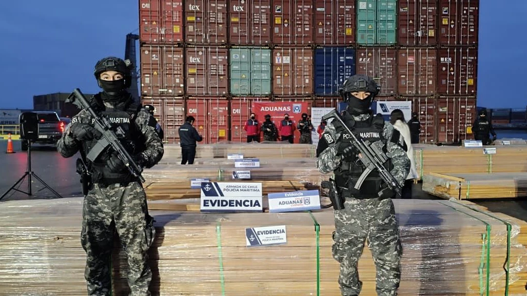 Chilenische Beamte vor den 45 beschlagnahmten Containern voller Drogen für Europa - 8.6.2026