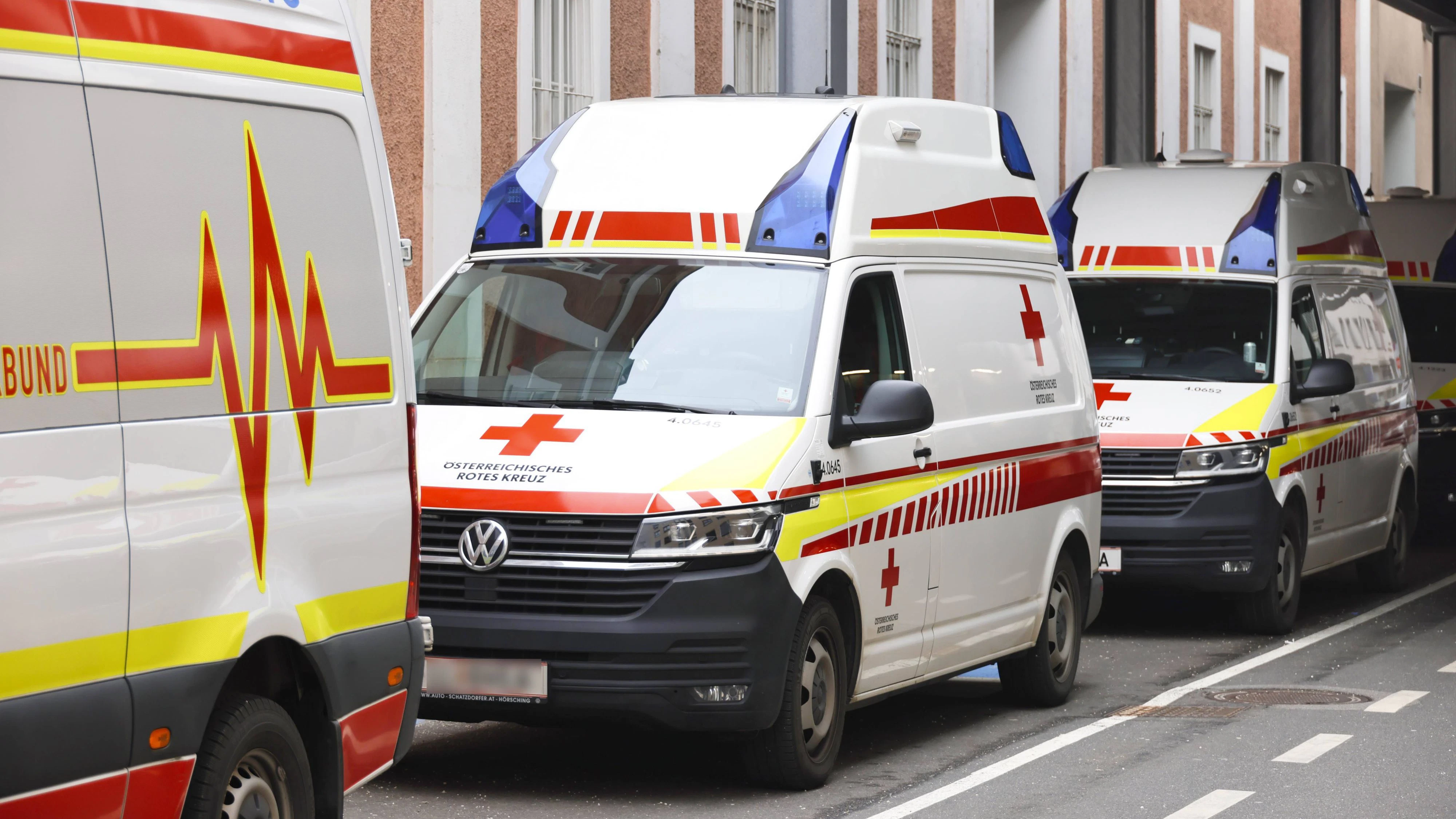 03.03.2026, Linz, AUT, Unterwegs in Oberösterreich, Symbolbild, Themenbild, Verschiedene Themenbilder, im Bild Rotes Kreuz, Notarzt, Rettung, Erste Hilfe, Einsatzfahrzeug, Hilfsorganisation, Blaulichtorganisation, Patiententransport, Notfall, Ersthelfer, Einsatzkraefte, *** 03 03 2026, Linz, AUT, On the road in Upper Austria, symbol picture, theme picture, various theme pictures, in the picture Red Cross, emergency doctor, rescue, first aid, emergency vehicle, aid organization, blue light organization, patient transport, emergency, first responders, emergency services,