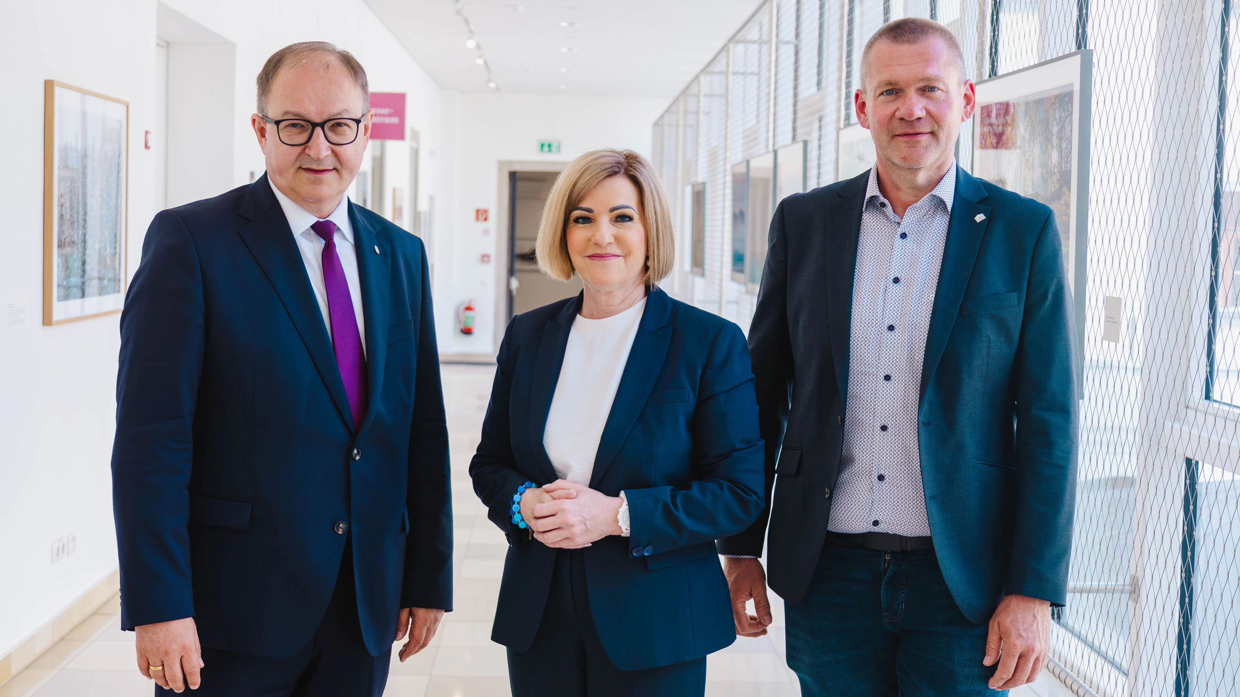 SPOÖ-Chef Martin Winkler; Iris Schmidt, Landesgeschäftsführerin des AMS OÖ und Michael Seemayer, Nationalratsabgeordneter und Landesvorsitzender der FSG OÖ.