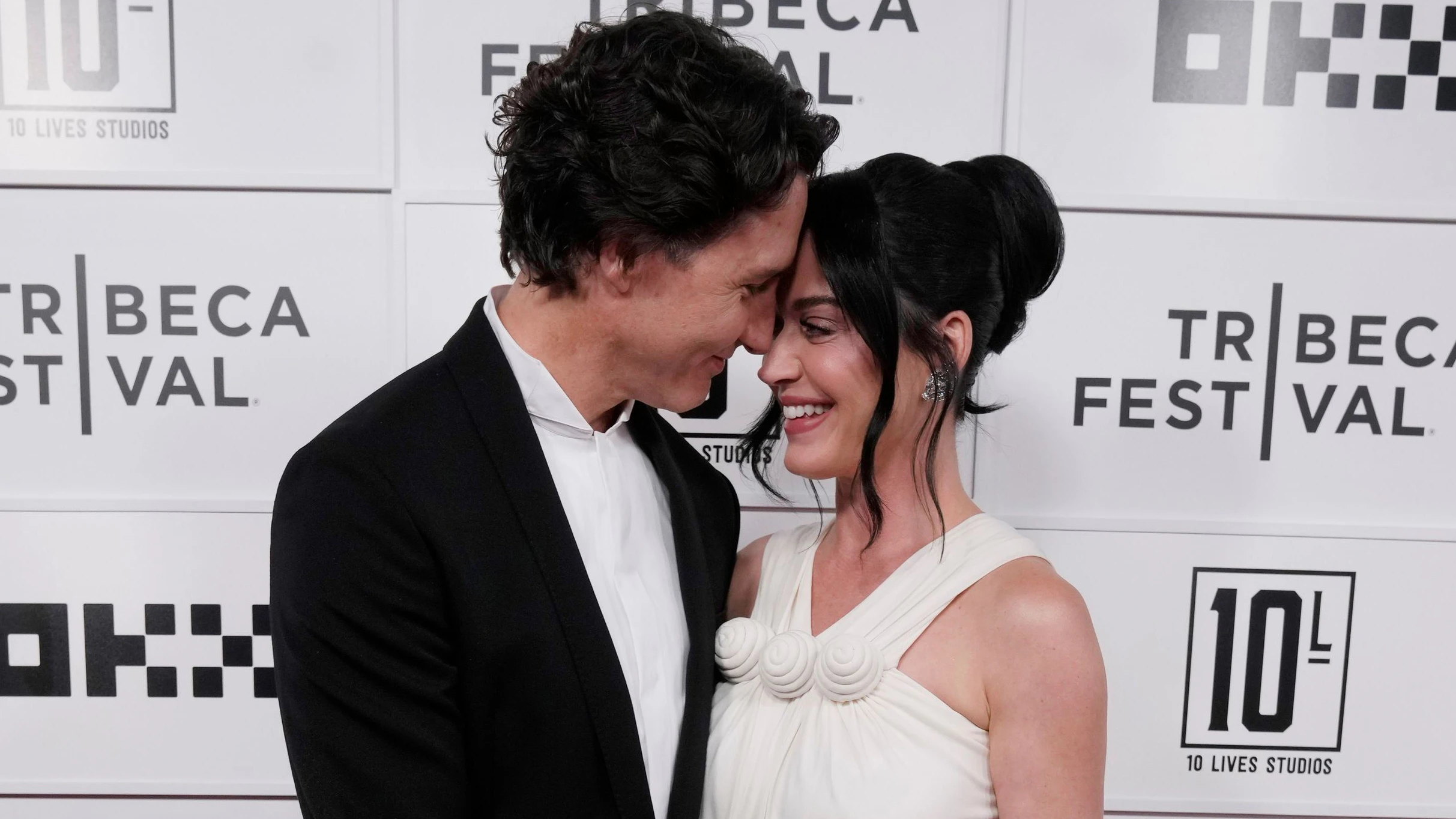 Justin Trudeau und Katy Perry zeigten sich bei der Weltpremiere von Perrys Konzertfilm äußerst verliebt.