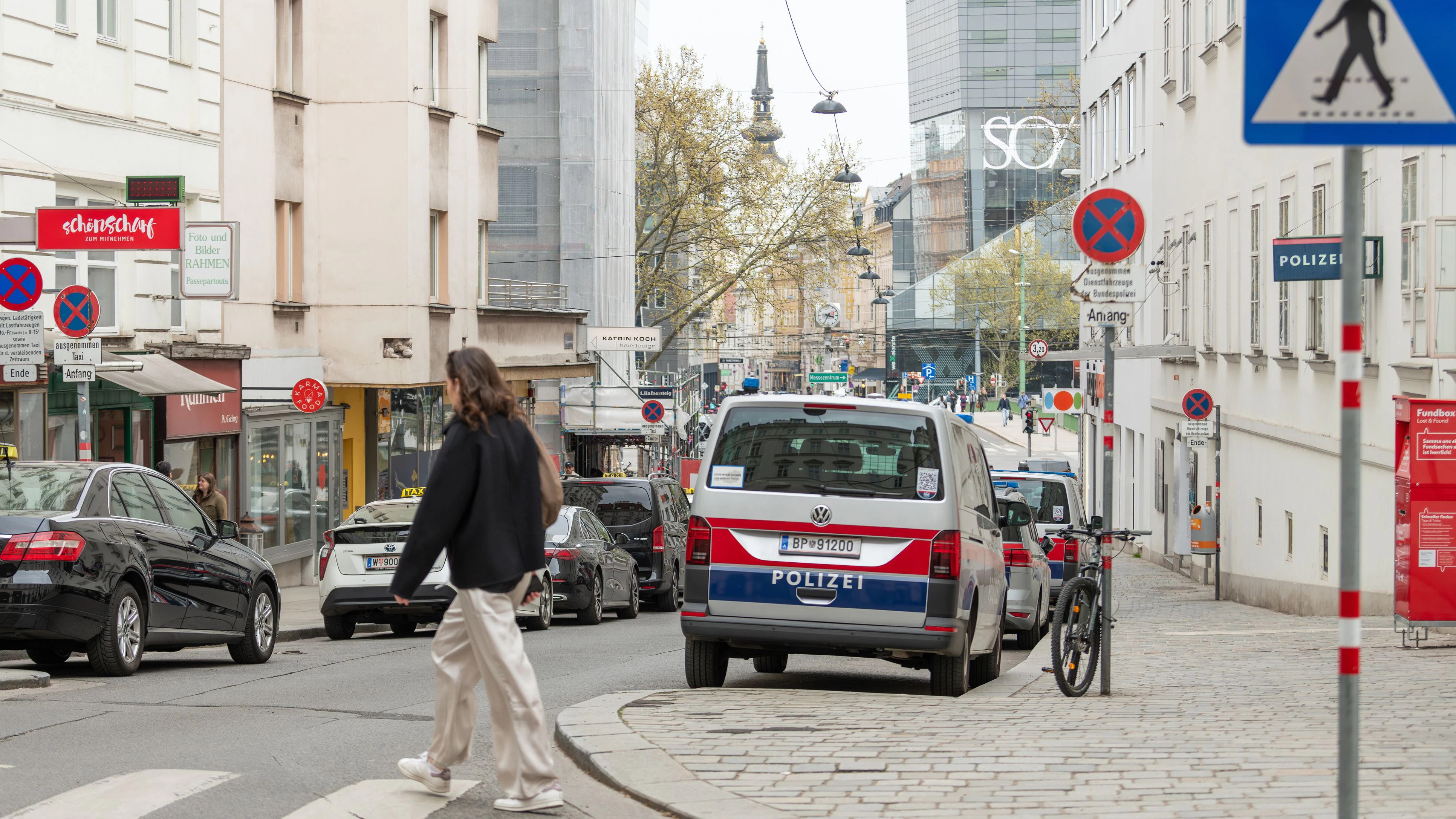 Die Verdächtigen steuerten gezielt Supermärkte an, wurden dabei von der Polizei observiert.