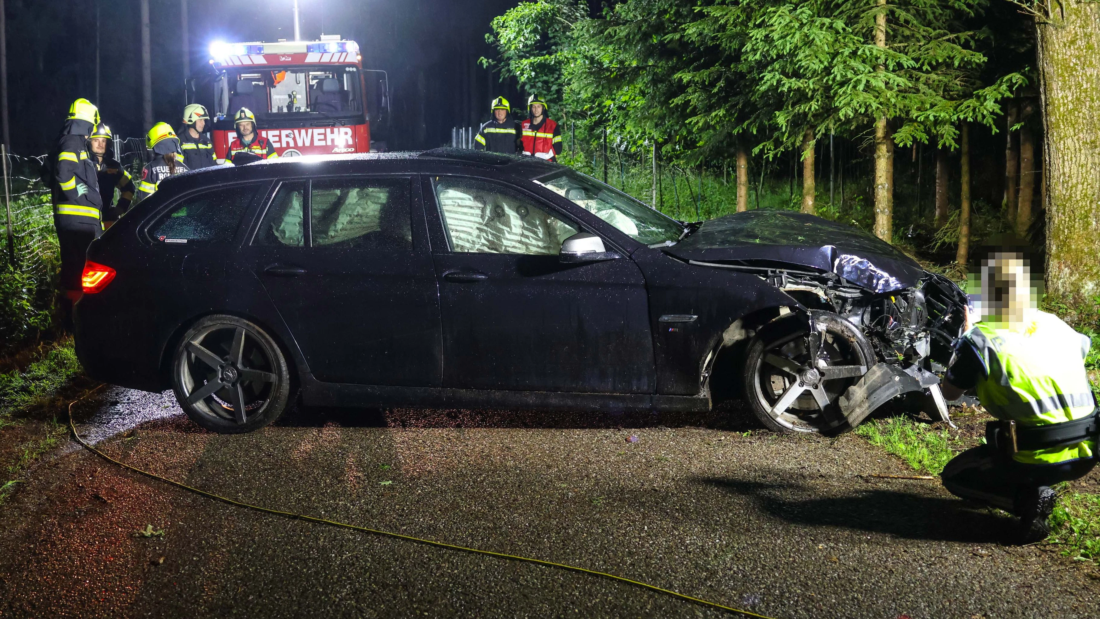 Heute.at - Autofahrer donnert in der Nacht gegen mehrere Bäume