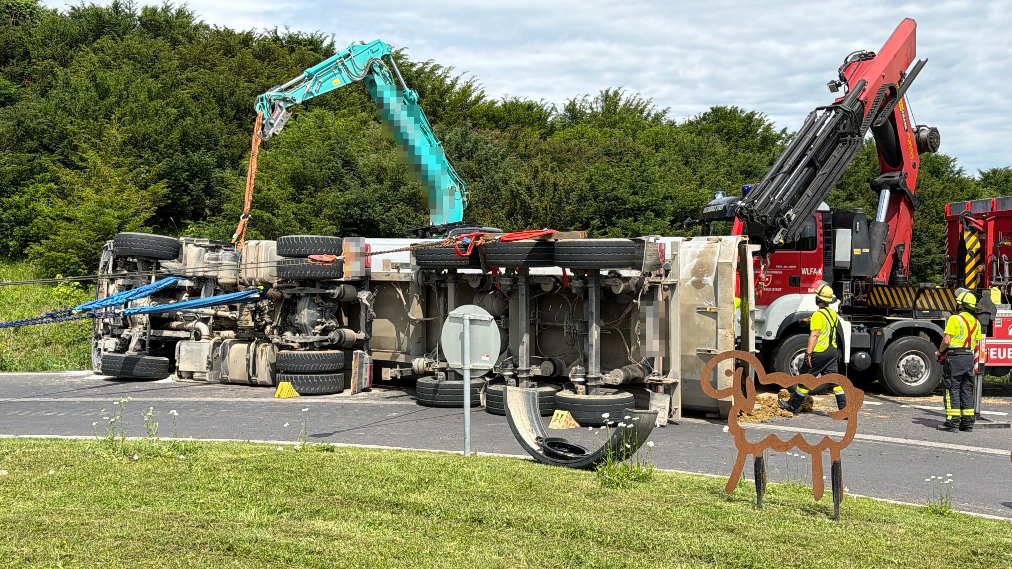 Heute.at - Spektakulärer Crash – Lkw kippte im Kreisverkehr um