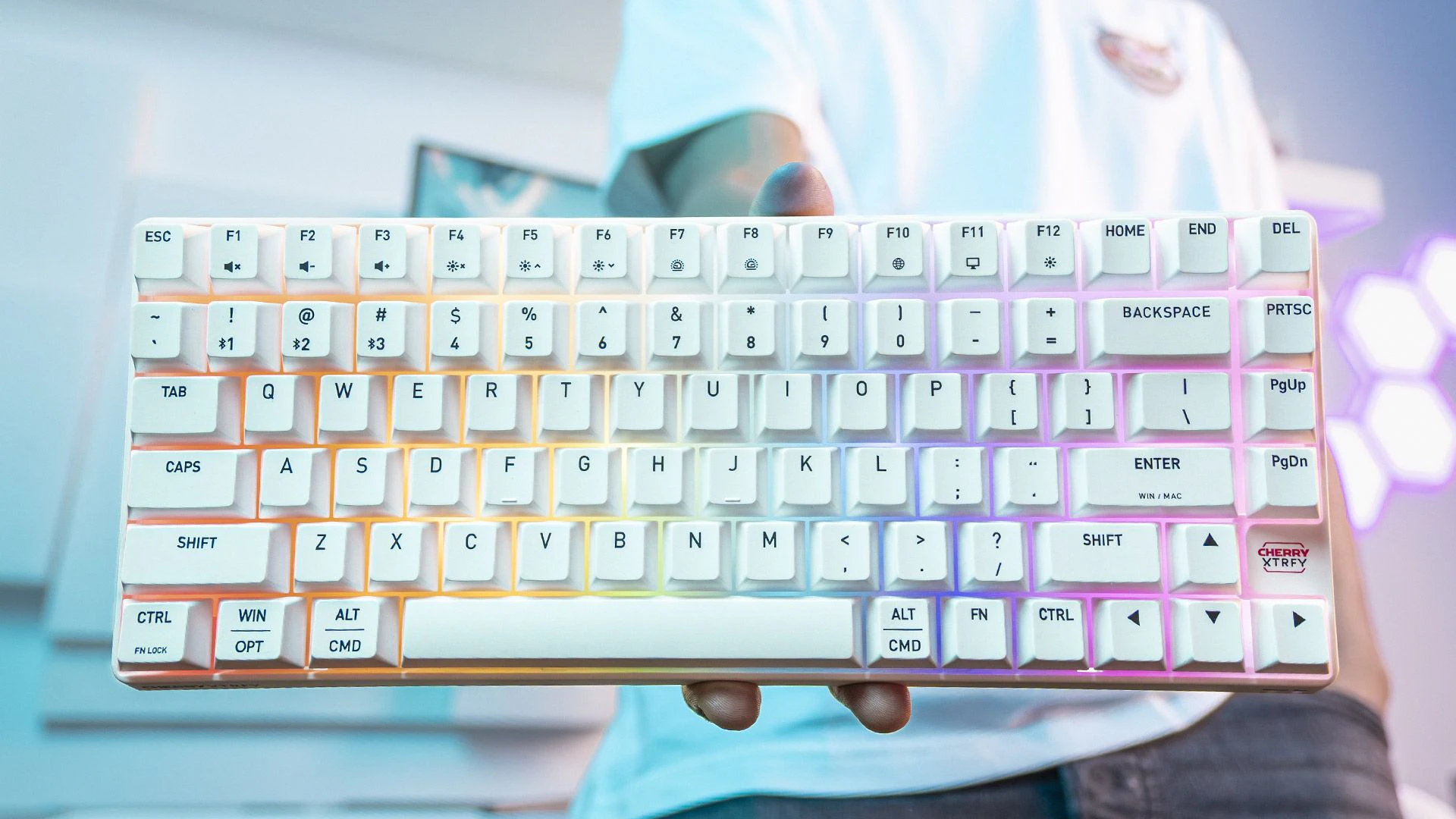 Die integrierte Multi-Mode-RGB-Beleuchtung mit sieben dynamischen Effekten setzt visuelle Akzente.