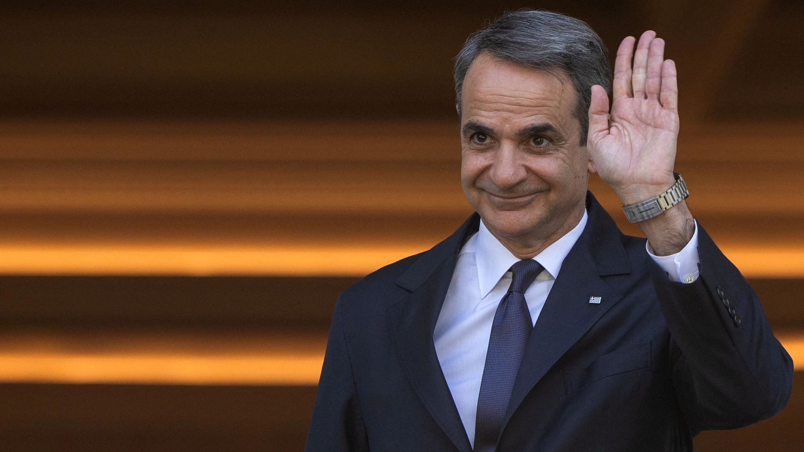 Greek Prime Minister Kyriakos Mitsotakis waves to passersby before welcoming the Emir of Qatar, Sheikh Tamim bin Hamad Al Thani, at the Maximos Mansion in Athens, Greece, April 29, 2026. REUTERS/Alkis Konstantinidis