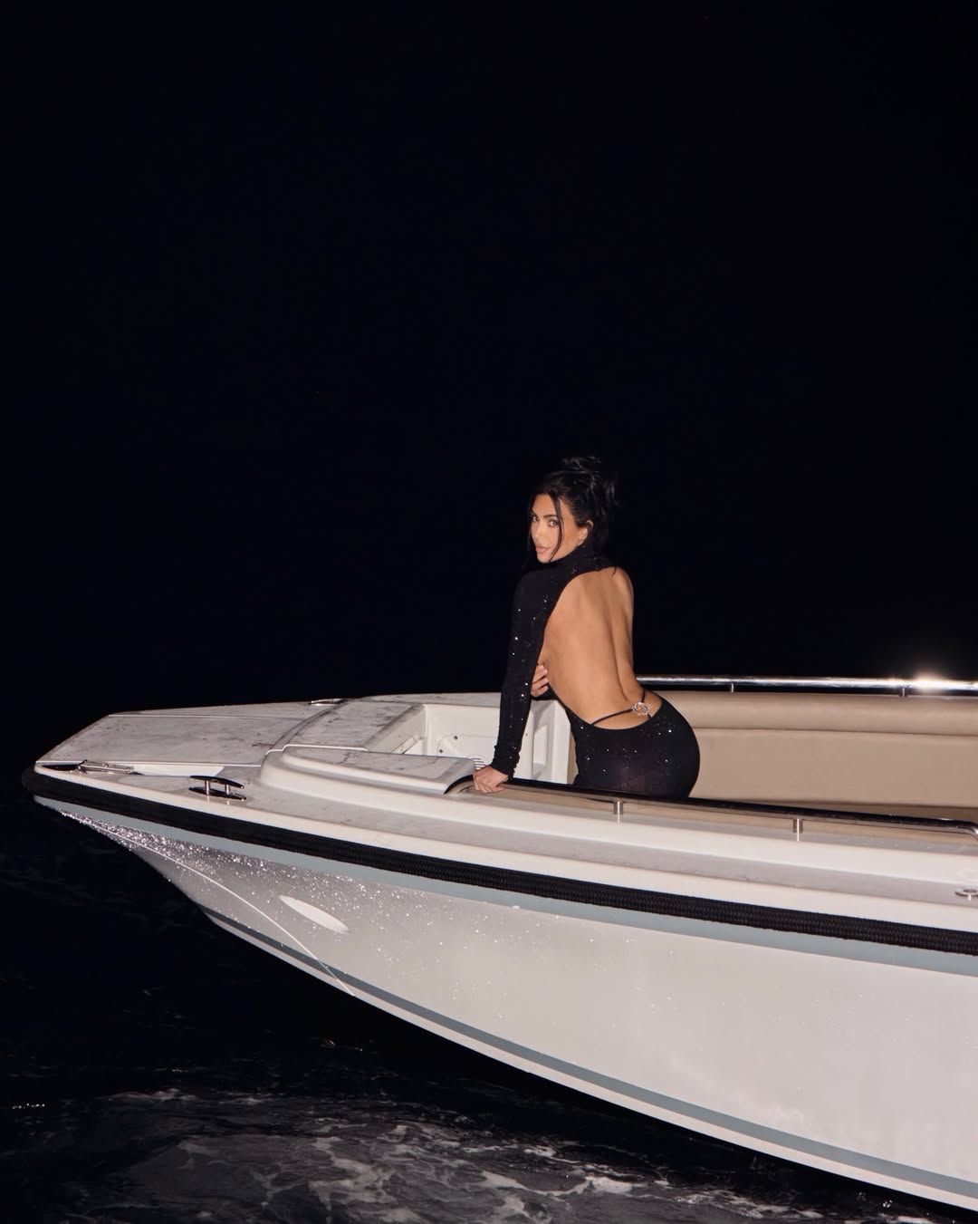Kim Kardashian zeigt sich in einem gewagten Dress von Gucci.