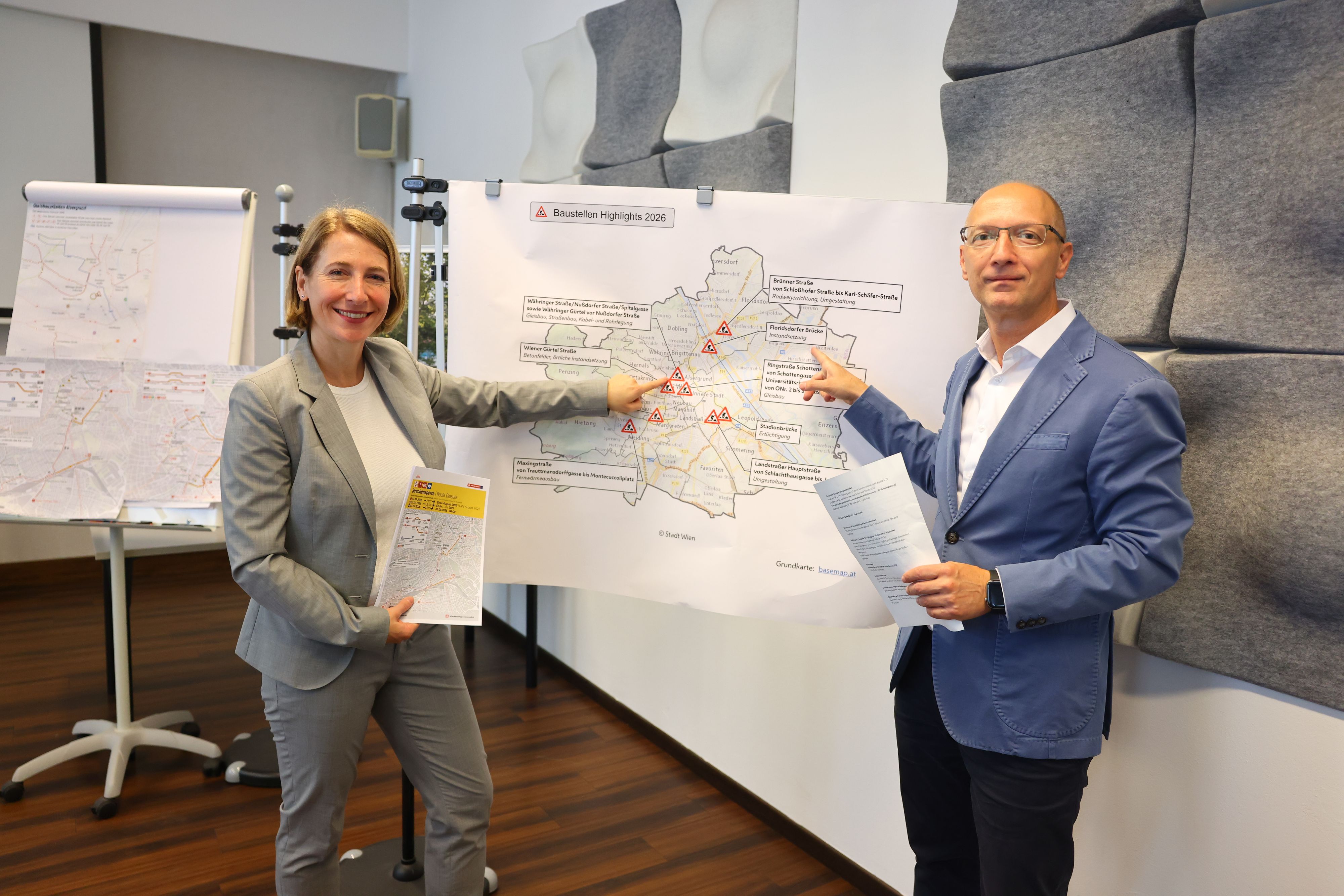 Gudrun Senk (Wiener Linien) und Christian Zant (Baustellen-Koordinator) präsentierten die wichtigsten Sommer-Baustellen.