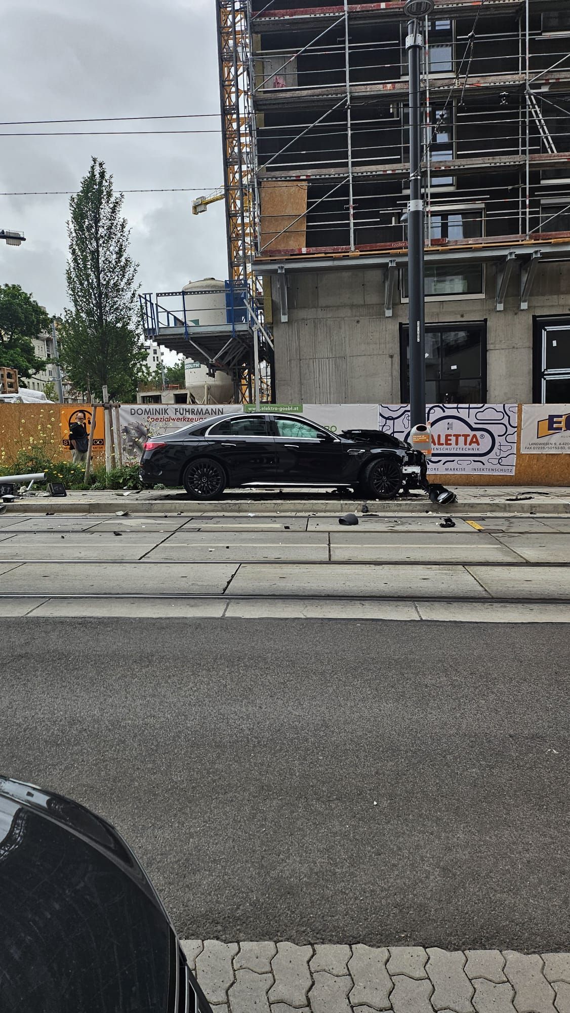 Mann kracht mit Mercedes AMG in Bim-Ampel