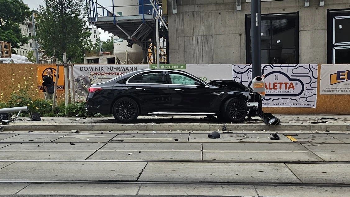 Mann kracht mit Mercedes AMG in Bim-Ampel
