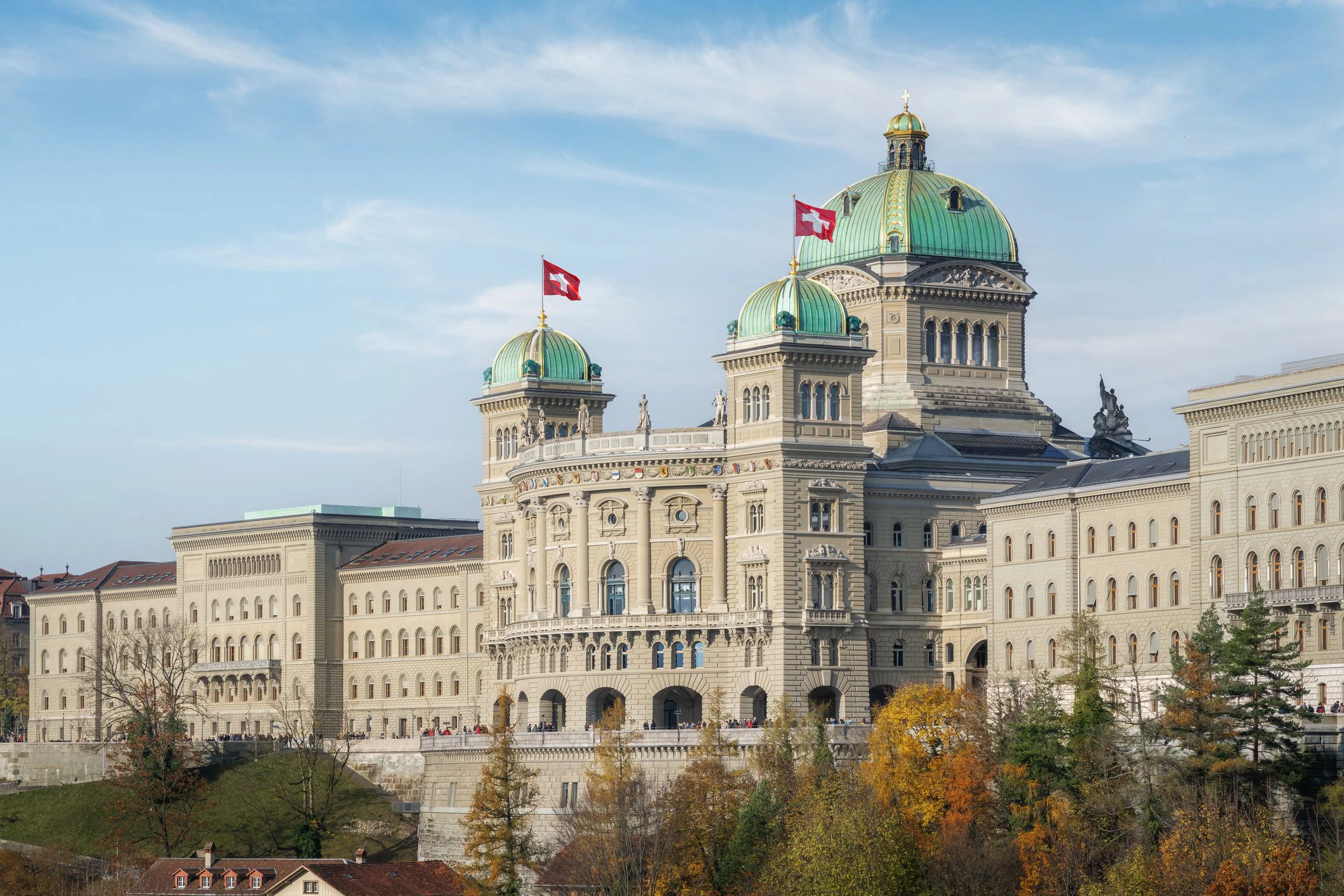 Im Bundeshaus in Bern, dem Sitz der Schweizer Bundesregierung, muss im Falle eines Ja entschieden werden, wie die Initiative umgesetzt wird