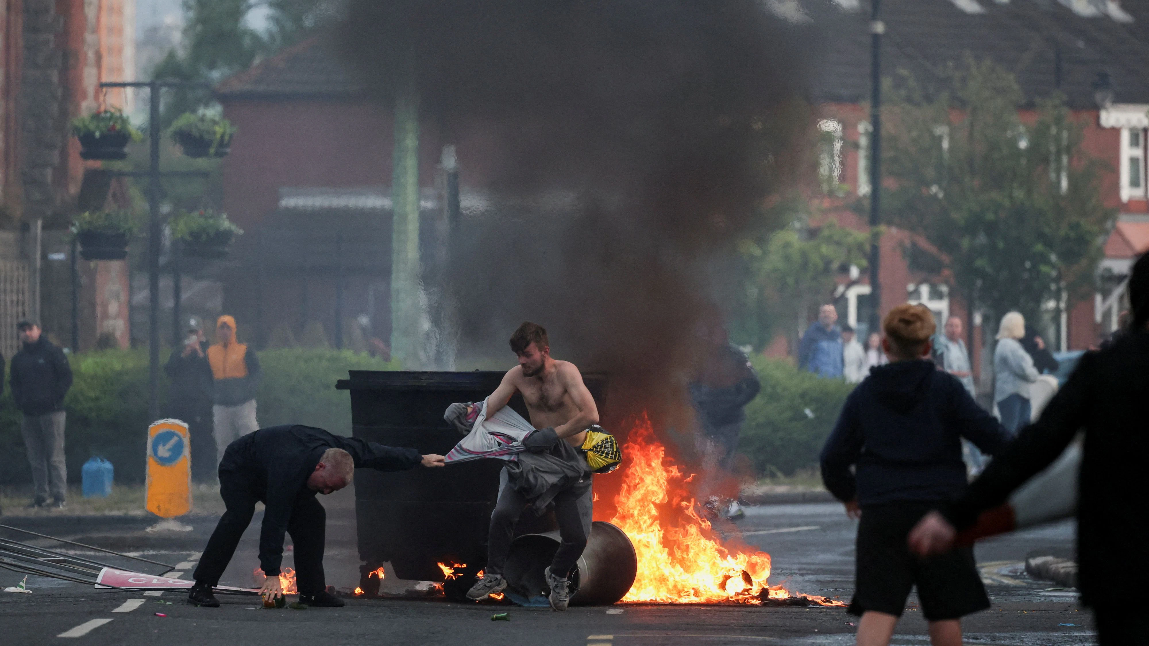 A fire burns during a protest after a knife attack on June 8 left a man seriously injured and prompted police to declare a critical incident, on Newtownards Road in Belfast, Northern Ireland, June 9, 2026. REUTERS/Isabel Infantes      TPX IMAGES OF THE DAY     