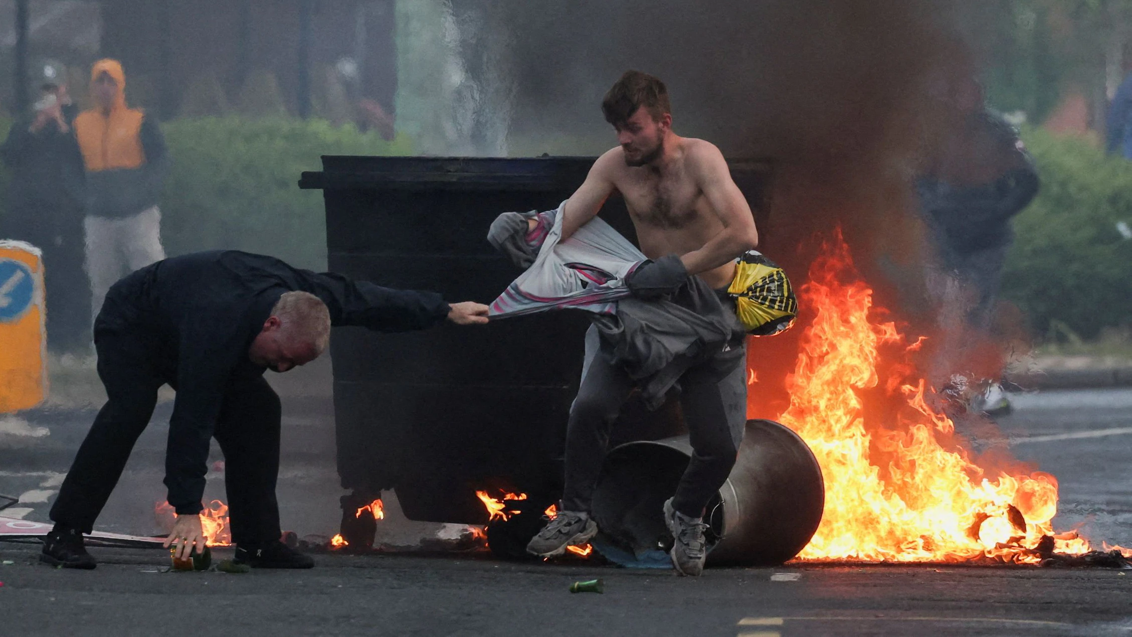 A fire burns during a protest after a knife attack on June 8 left a man seriously injured and prompted police to declare a critical incident, on Newtownards Road in Belfast, Northern Ireland, June 9, 2026. REUTERS/Isabel Infantes      TPX IMAGES OF THE DAY     