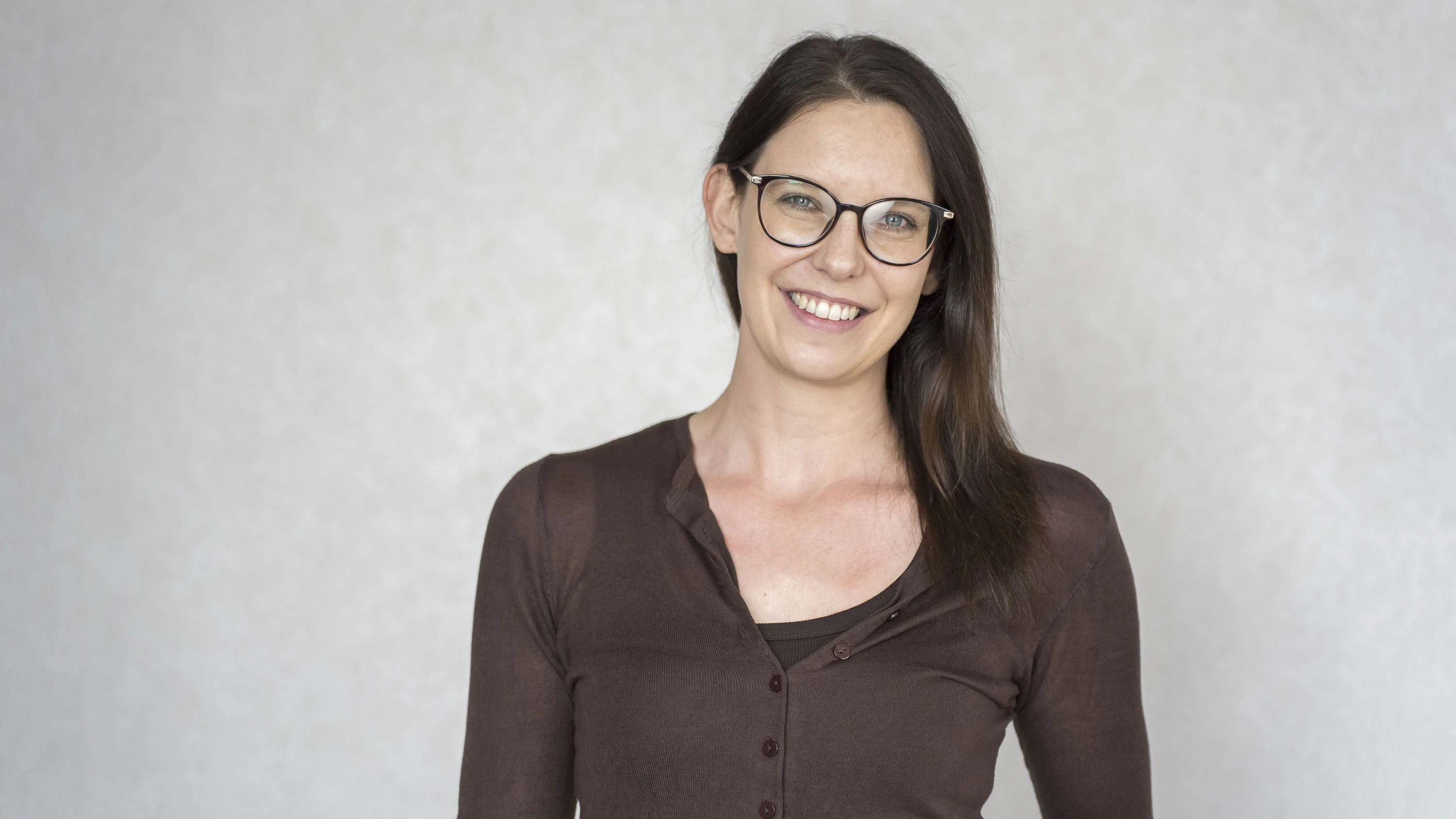 Als "Nelia Kinderlos" klärt die Wienerin heute andere Frauen auf.