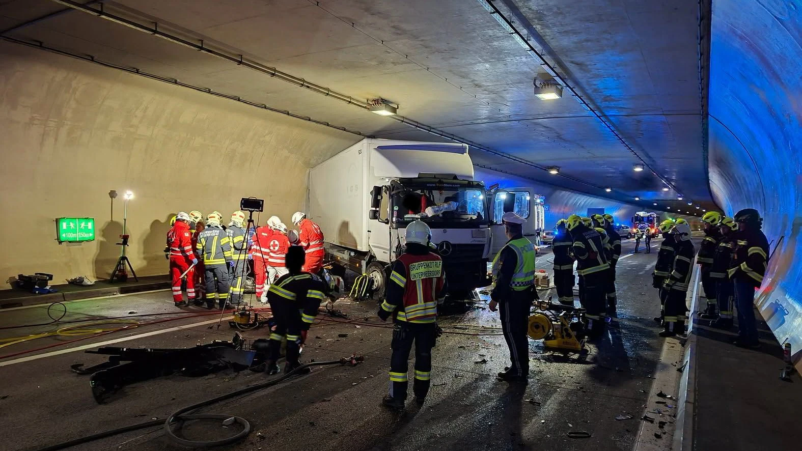 Vier Personen waren im Pkw-Wrack eingeklemmt.