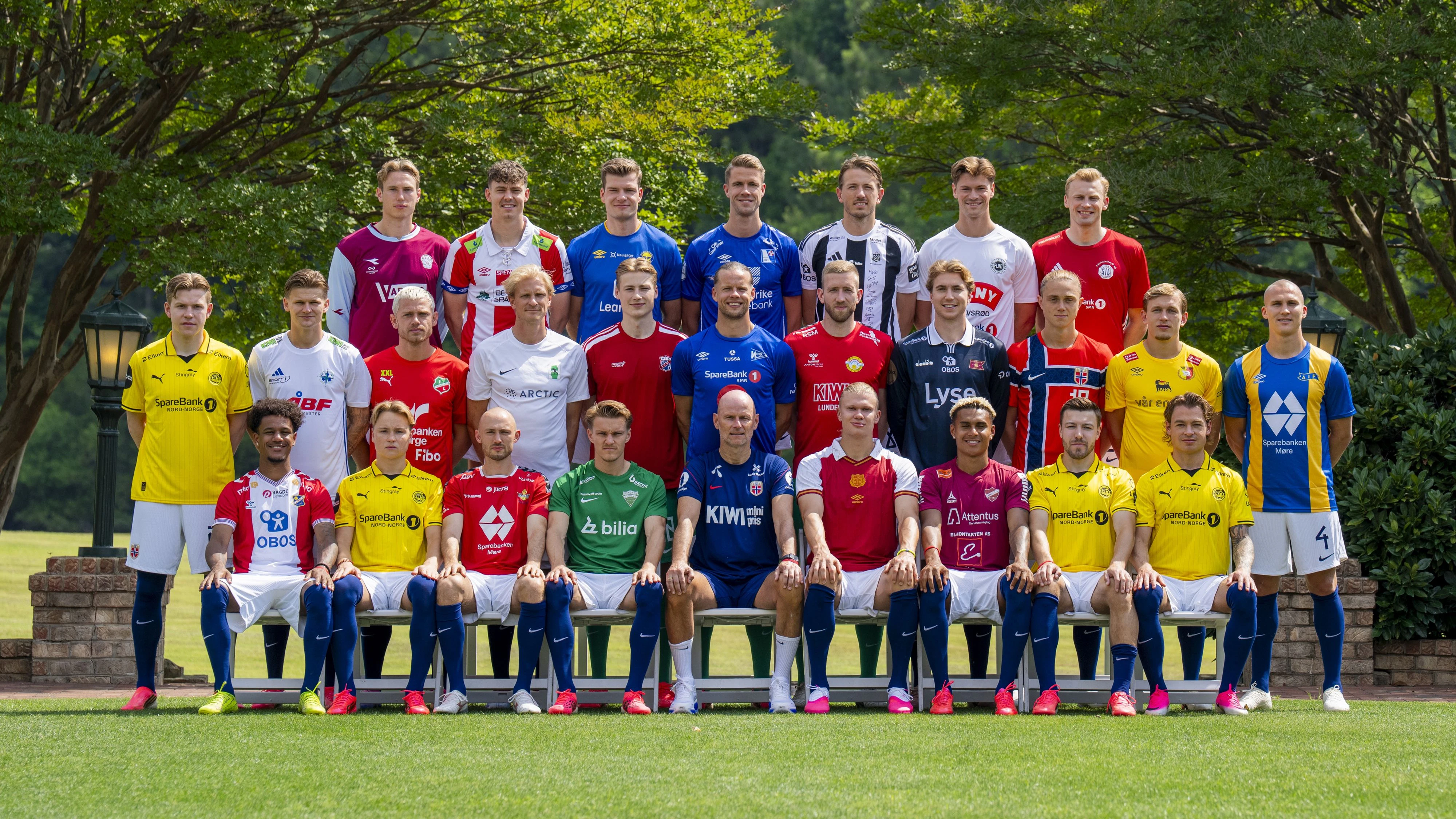 Norwegens Fußball-Nationalmannschaft hat für jeden Spieler ein Trikot der Jugendmannschaft organisiert. 
