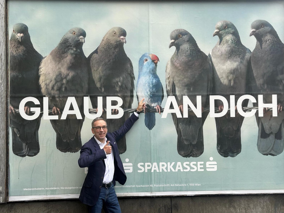 FPÖ-Chef Herbert Kickl posiert vor dem Werbeplakat der 
