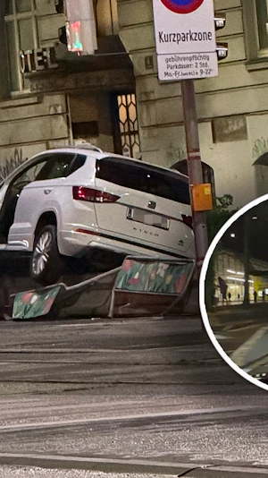 Unfall Neubaugürtel: Auto landet auf Betonblock in Wien. Polizei und Feuerwehr im nächtlichen Einsatz. Ursache des Crashs noch unklar.