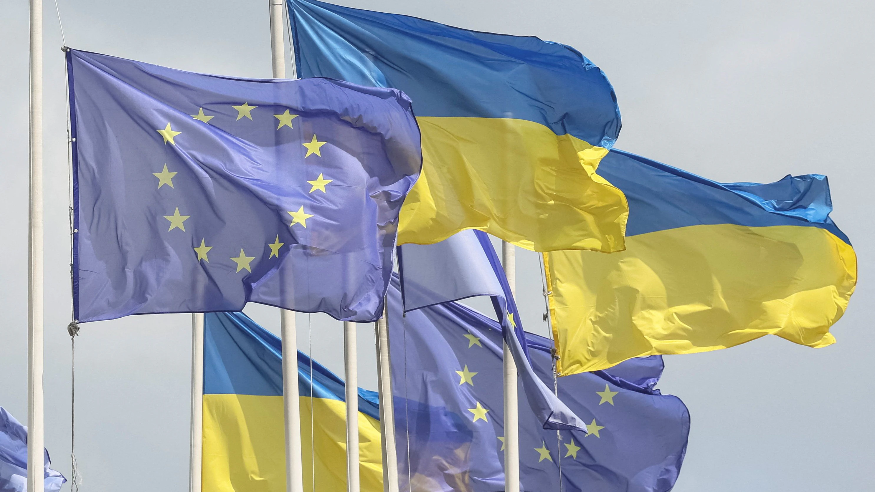Ukrainian and European flags fly, amid Russia's attack on Ukraine, in central Kyiv, Ukraine August 11, 2025. REUTERS/Gleb Garanich