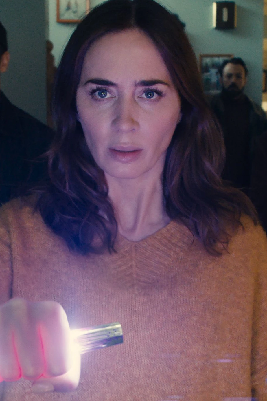Sie hat die Verbindung zu den Außerirdischen förmlich in der Hand: Emily Blunt als Journalistin Margaret Fairchild in "Disclosure Day" von Steven Spielberg