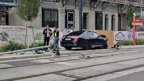 Mann kracht mit Mercedes AMG in Bim-Ampel