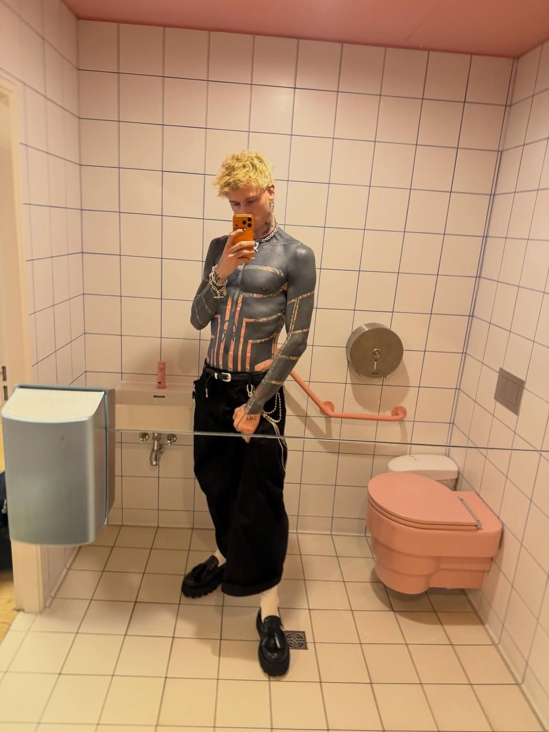 MGK ließ sich große Teile seines Oberkörpers schwarz tätowieren.
