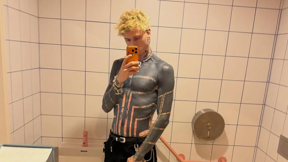 MGK ließ sich große Teile seines Oberkörpers schwarz tätowieren.