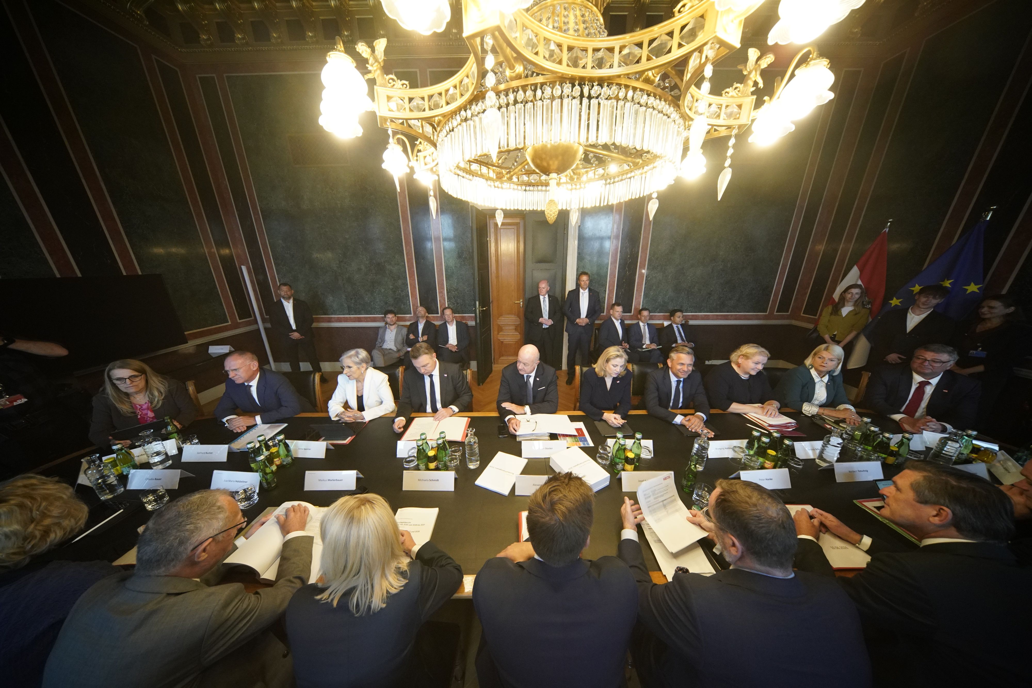 Ministerrat Mittwochfrüh im Parlament: Die Bundesregierung sprach den Familien, Freunden und Angehörigen der Opfer ihr Mitgefühl aus.