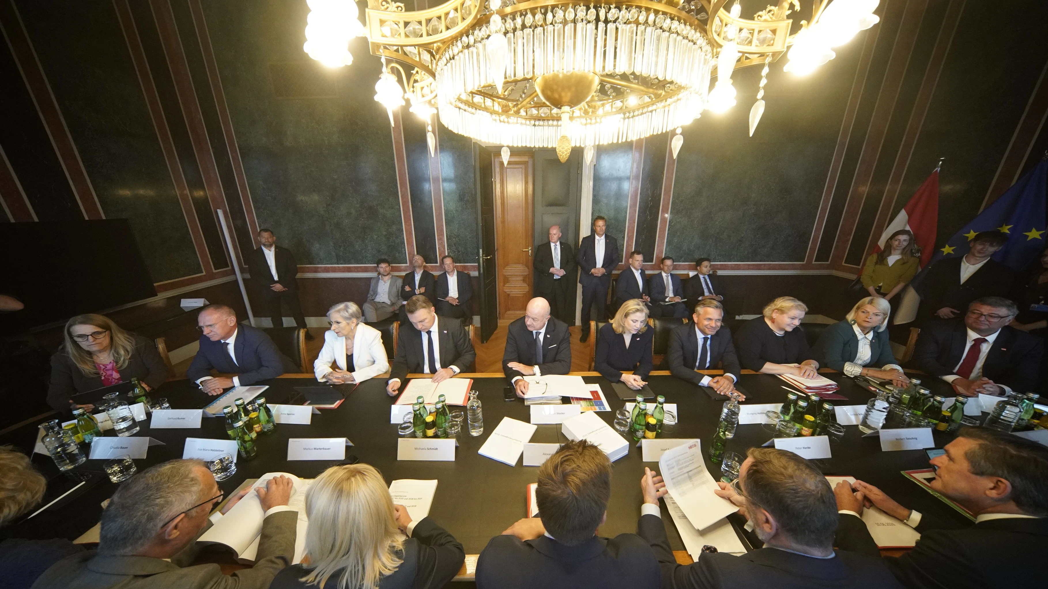 Ministerrat Mittwochfrüh im Parlament: Die Bundesregierung sprach den Familien, Freunden und Angehörigen der Opfer ihr Mitgefühl aus.
