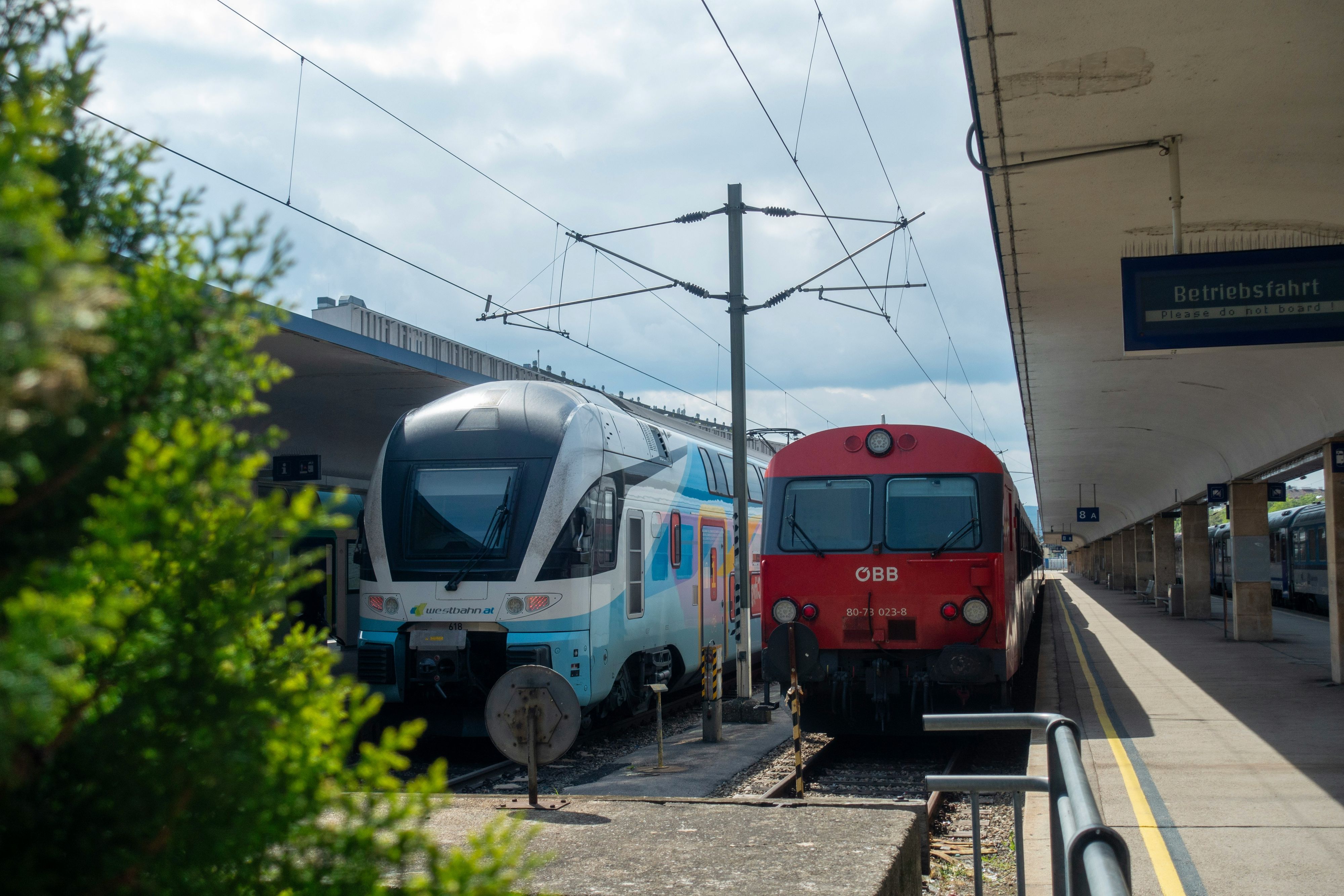 Bauarbeiten sorgen für Zug-Chaos bei ÖBB und Westbahn.