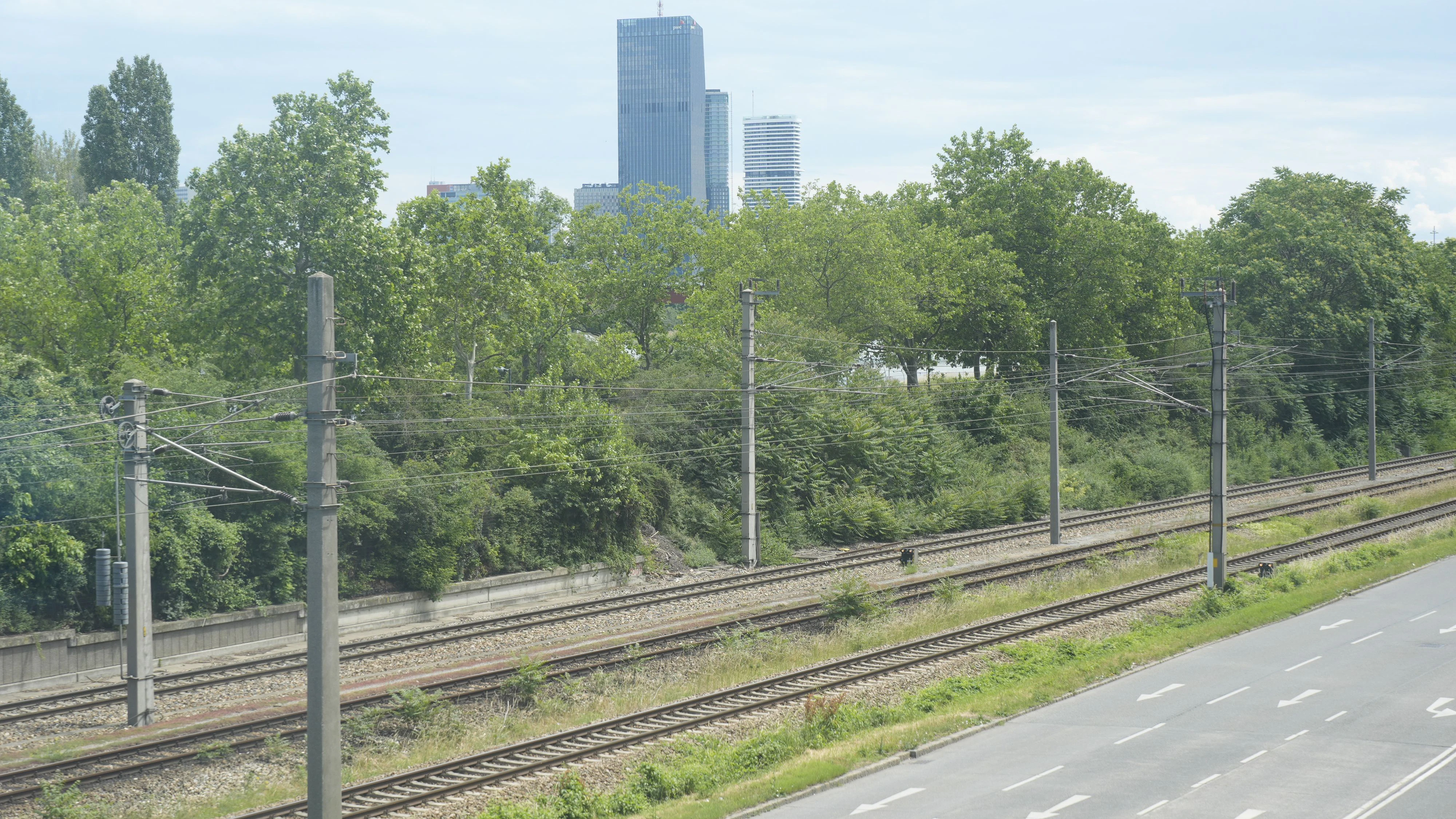 Die Bahnstrecke auf Höhe der Station Handelskai.