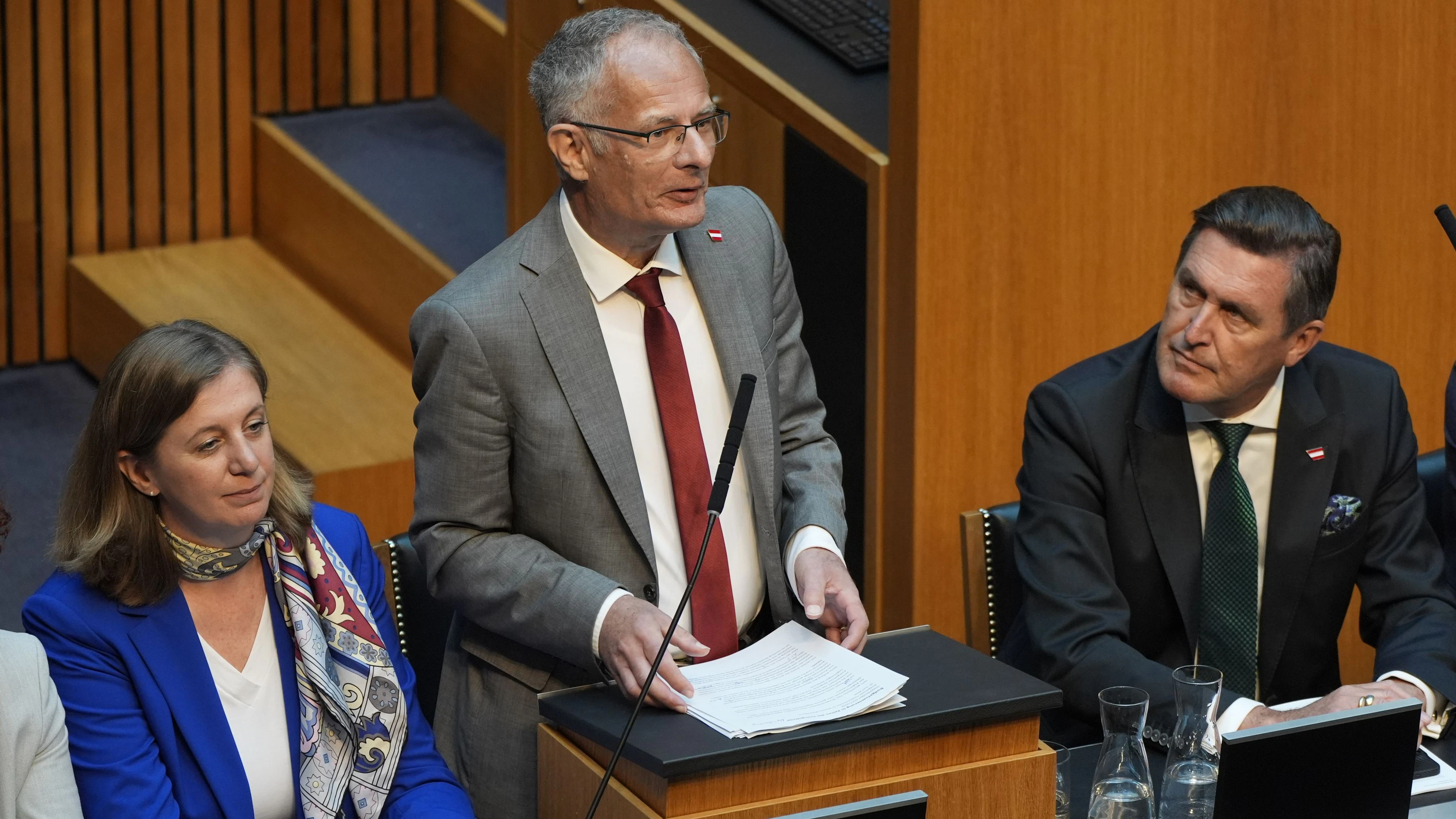 Heute.at - Die Zeiten sind ernst – Minister lässt aufhorchen