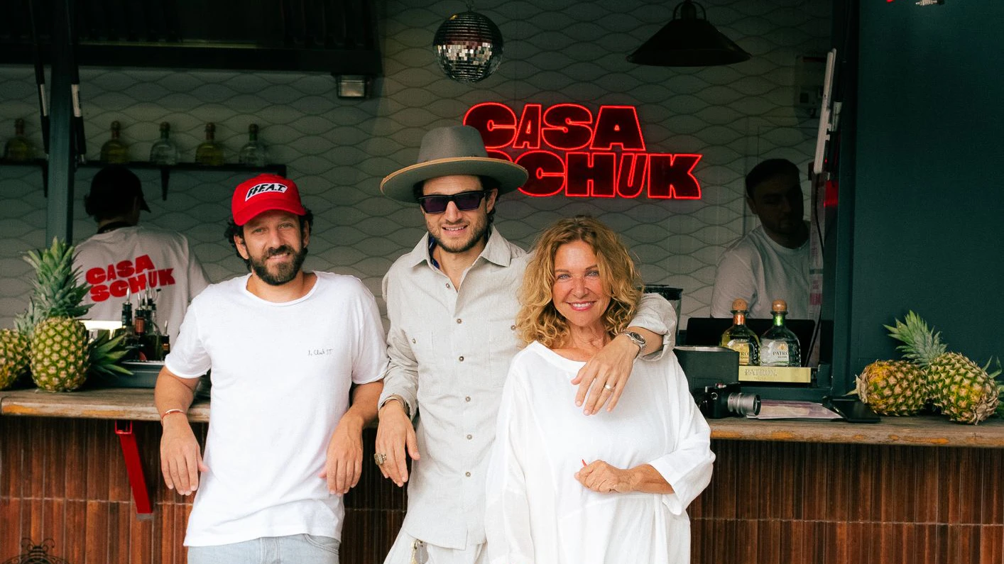 Mit CasaSchuk eröffnet Familie Molcho einen neuen Sommer-Hotspot direkt am Donaukanal. Inspiriert von Mexiko erwarten Gäste kreative Tacos, erfrischende Cocktails und entspanntes Beach-Club-Flair mit direktem Blick aufs Wasser.