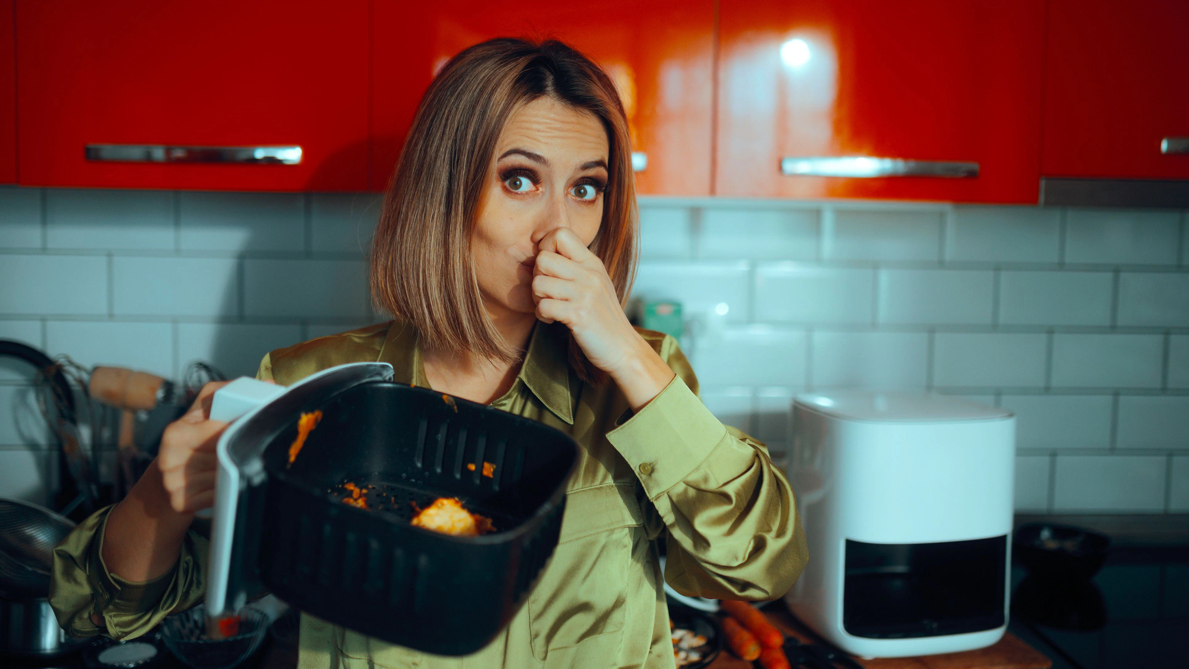 Frau mit Airfryer 