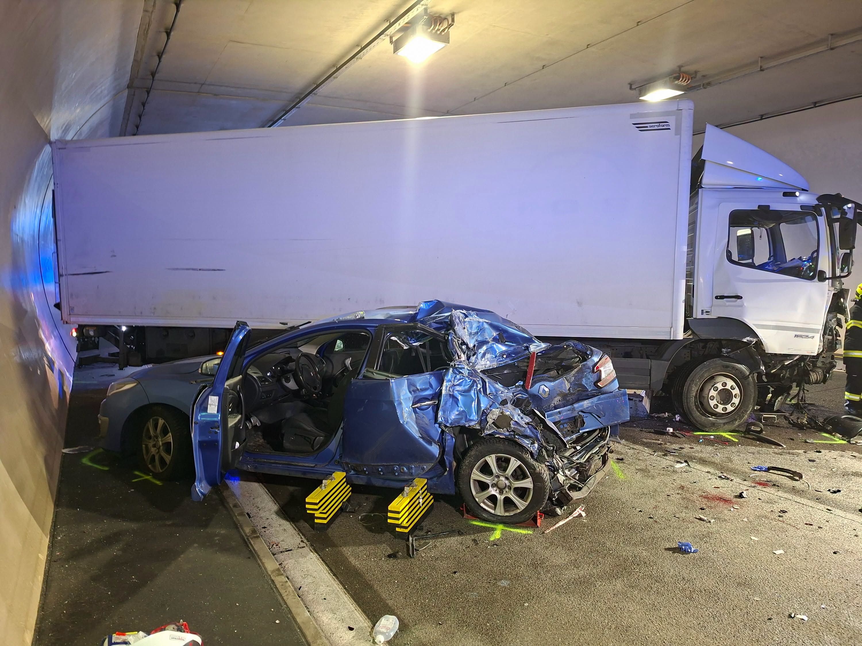 Lkw und Pkw krachten aus noch unbekannter Ursache zusammen.