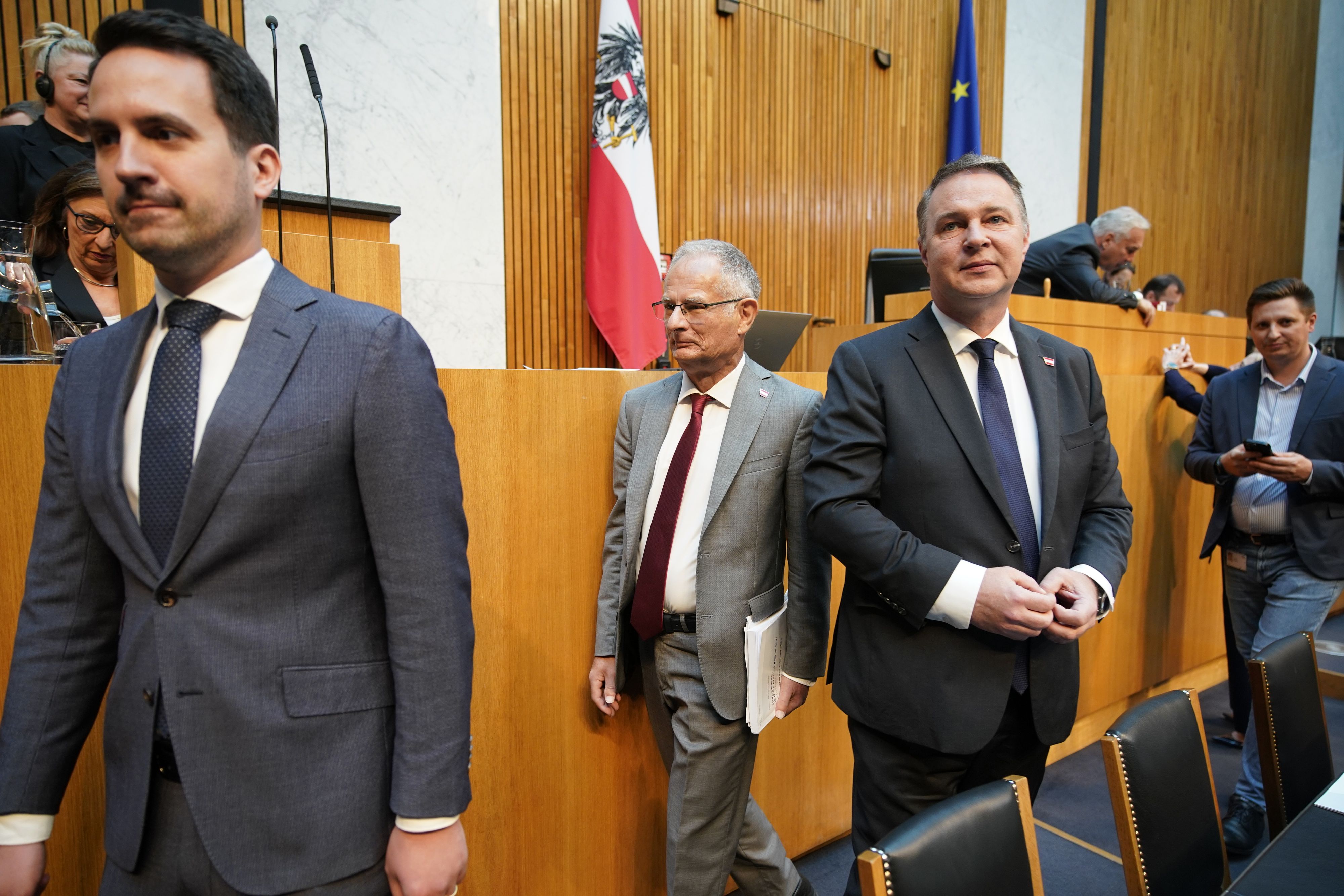 Finanzminister Markus Marterbauer (l.) präsentierte am Mittwoch das Doppelbudget, u.a. im Beisein von Vizekanzler Andreas Babler (r.). Gespart werden muss u.a. auch in der Kultur, das trifft vor allem Museen und Förderungen.