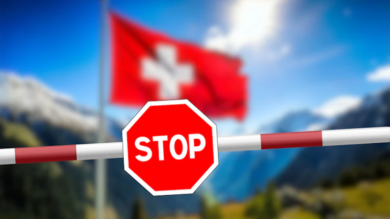 5,6 Millionen Schweizer stimmen am Wochenende darüber ab, ob die Eidgenossenschaft die Zahl ihrer Bürger per Gesetz deckeln und dafür ihre Grenzen für Zuzügler schließen soll. Wird der Vorschlag angenommen, hätte das weitreichende Folgen – auch für Österreich.