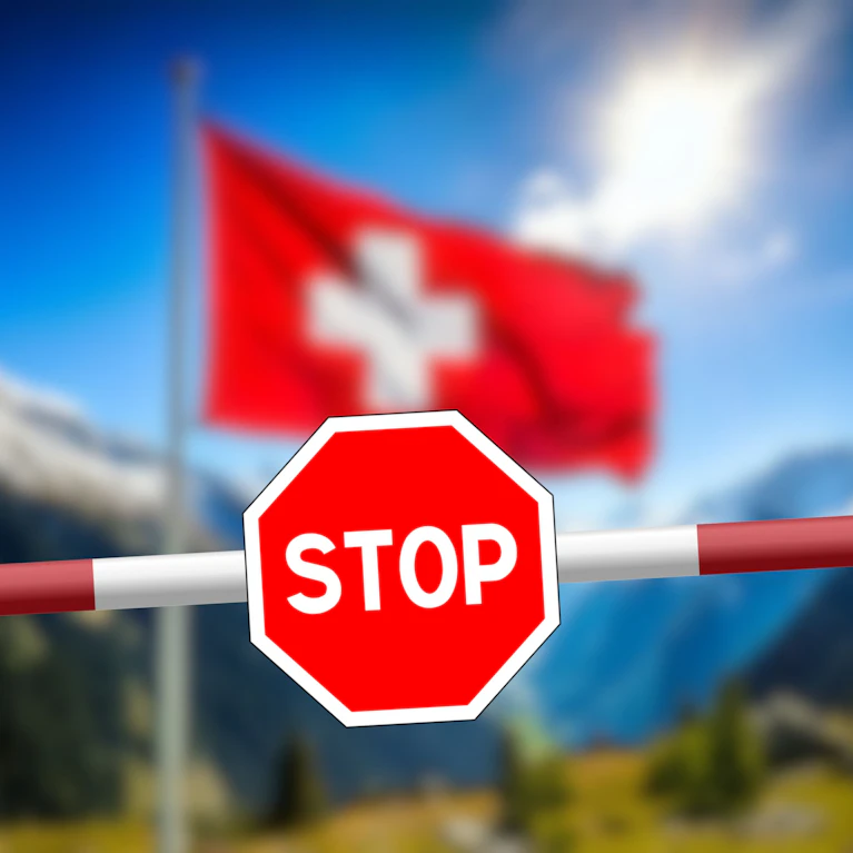 5,6 Millionen Schweizer stimmen am Wochenende darüber ab, ob die Eidgenossenschaft die Zahl ihrer Bürger per Gesetz deckeln und dafür ihre Grenzen für Zuzügler schließen soll. Wird der Vorschlag angenommen, hätte das weitreichende Folgen – auch für Österreich.