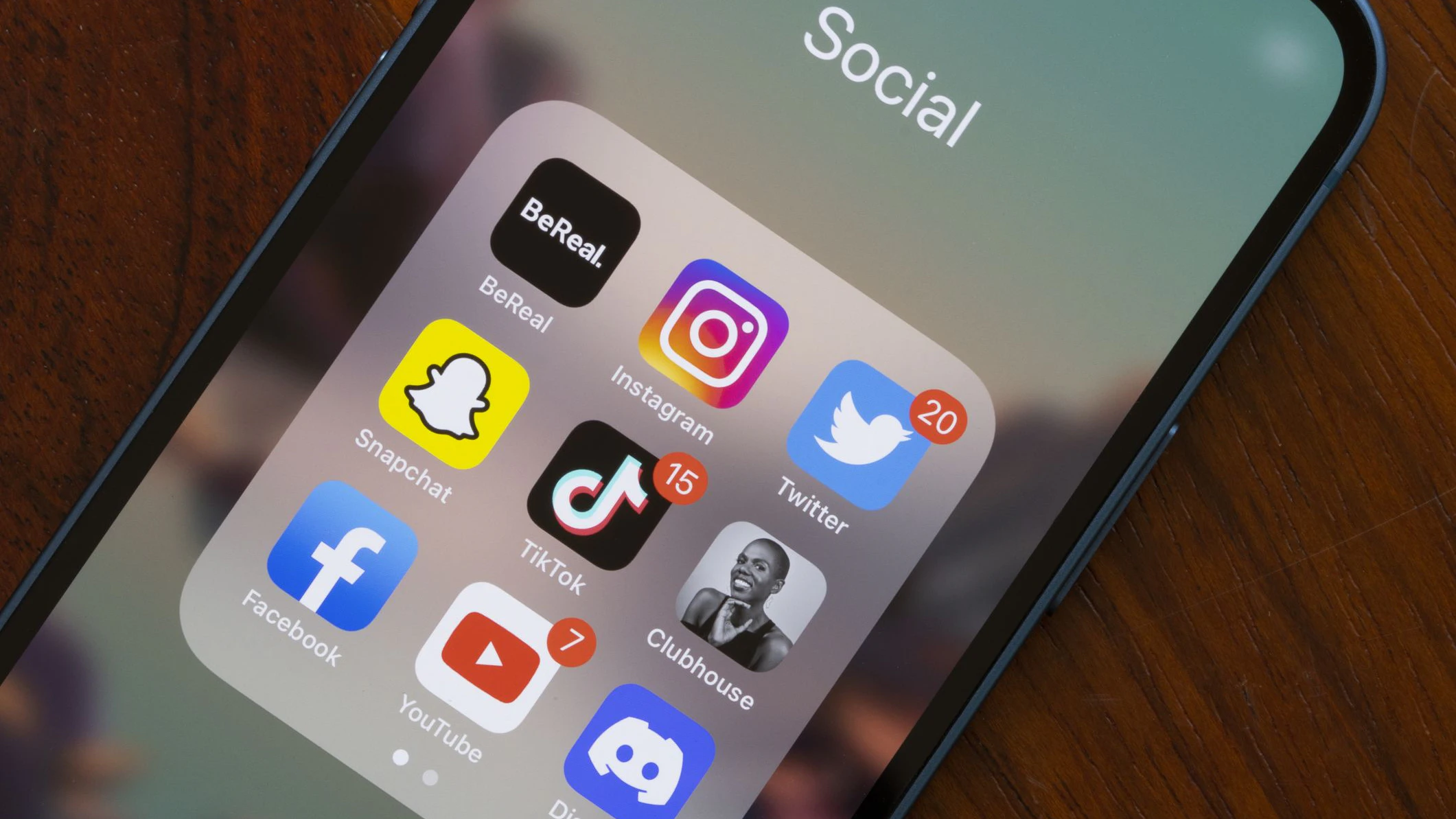 Der Erstkontakt zu den Jugendlichen erfolgt oft über soziale Medien wie TikTok, Snapchat oder Discord.