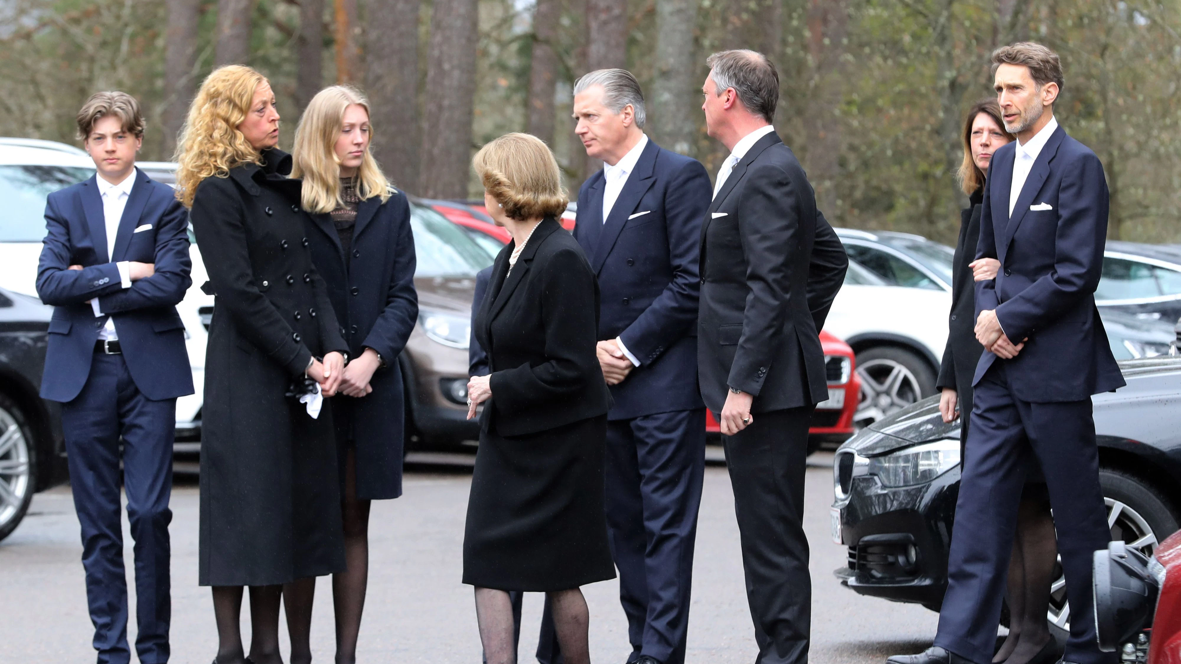 Prinzessin Désirée (m.) mit ihren Töchtern Christina de Geer (2.v.l.) und Hélène Silfverschiöld (r.) sowie Sohn Carl Silfverschiöld (3.v.r.) beim Begräbnis ihres Mannes Baron Niclas Silfverschiöld.