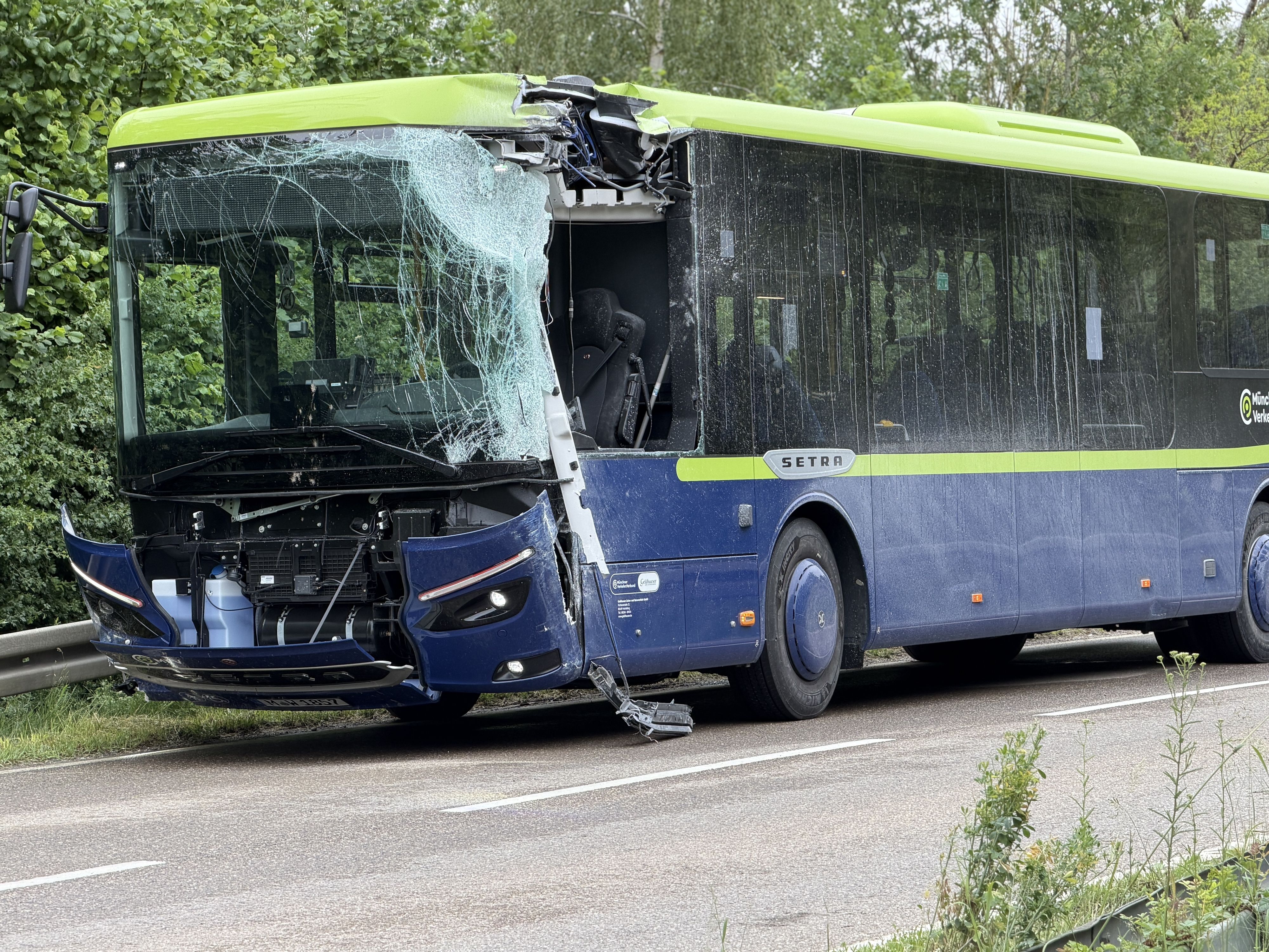 In Bayern sind am Mittwoch ein Reisebus mit Schulkindern und ein Linienbus zusammengestoßen. Mehrere Personen wurden verletzt, darunter drei Kinder.
