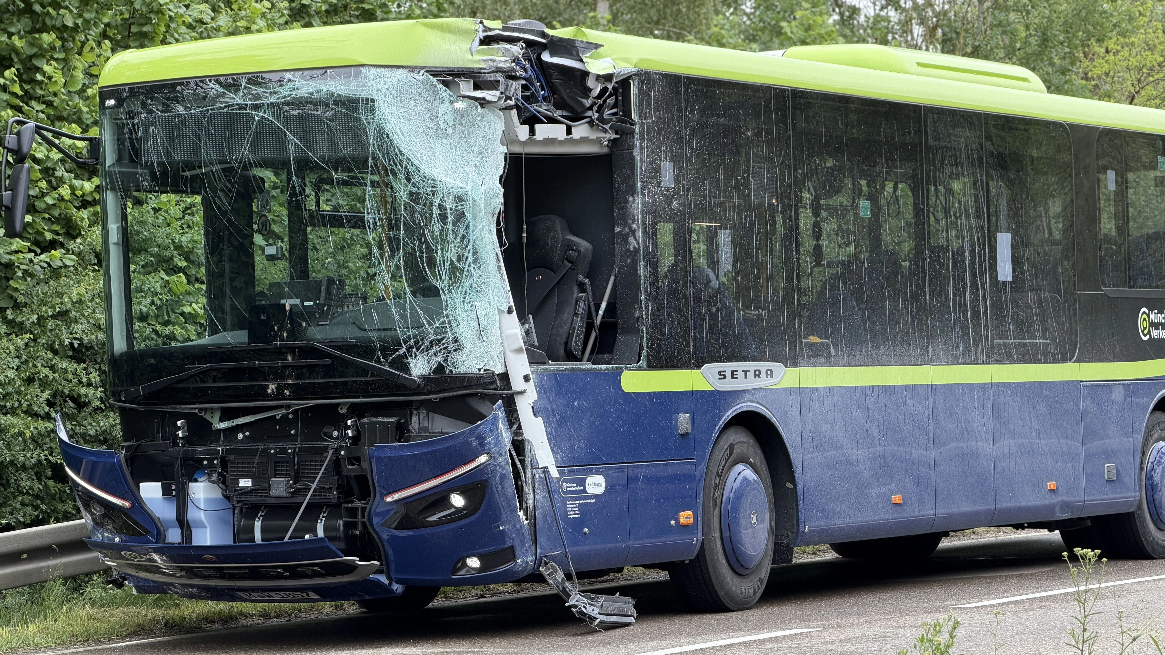 In Bayern sind am Mittwoch ein Reisebus mit Schulkindern und ein Linienbus zusammengestoßen. Mehrere Personen wurden verletzt, darunter drei Kinder.