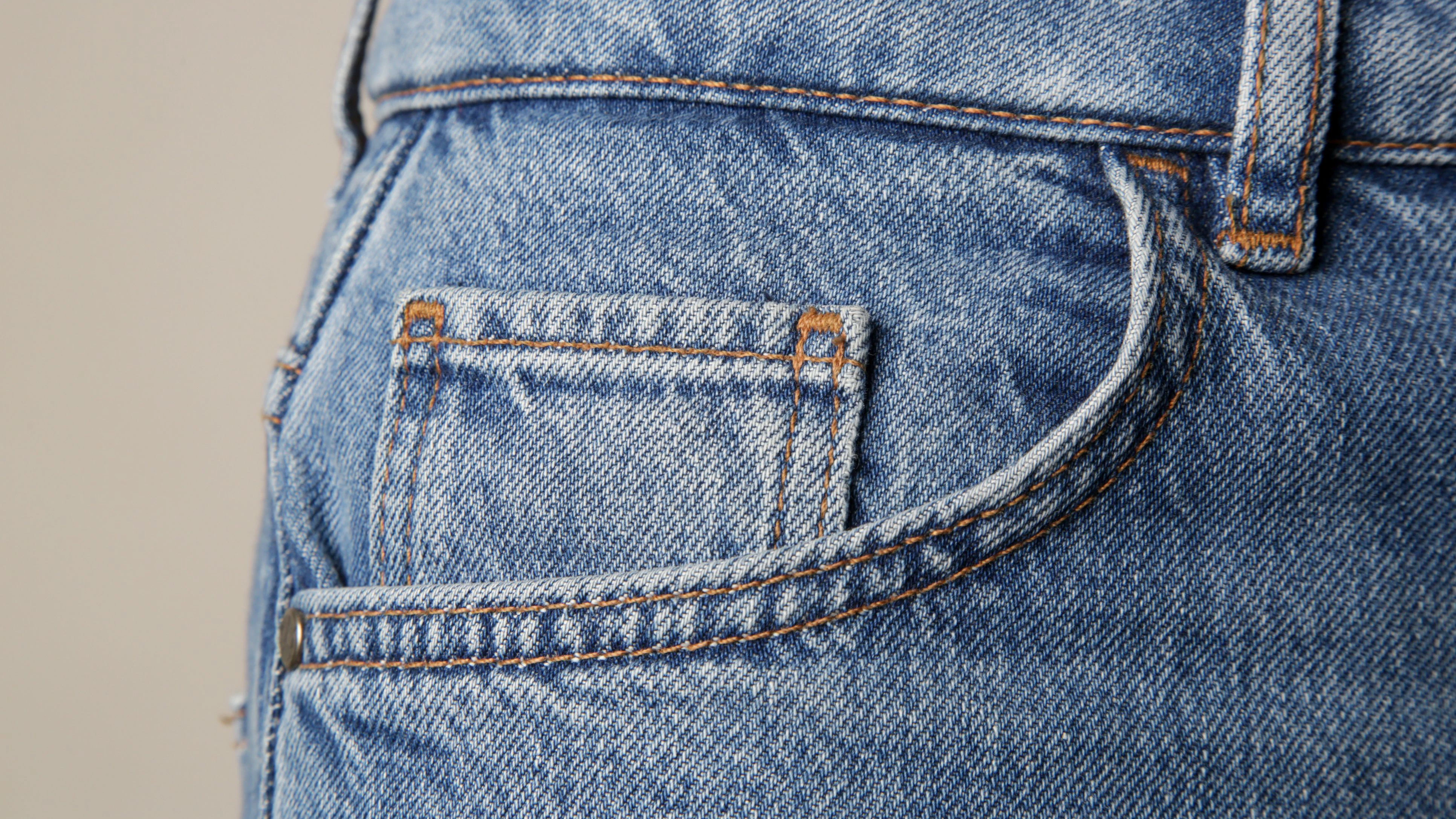 Sie ist winzig, auffällig und an fast jeder Jeans zu finden: das Mini-Fach in der rechten Hosentasche.