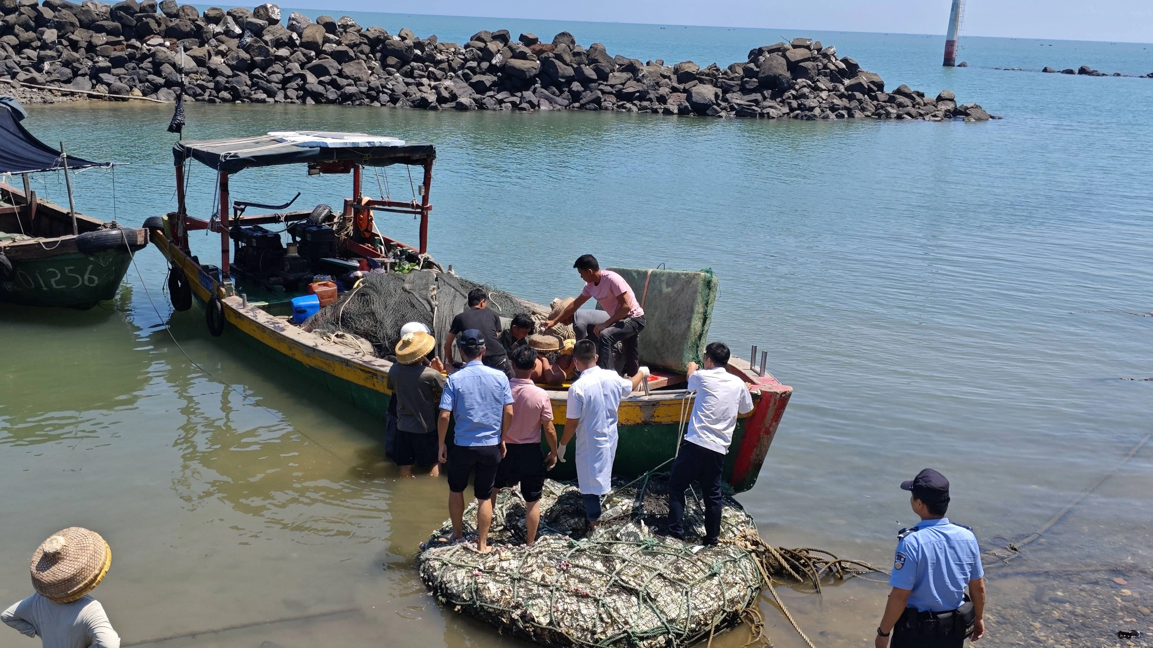 260607 -- CHENGMAI, June 7, 2026 -- Villagers and rescuers bring Qin Jianping ashore at the coast of Chengmai County, south China s Hainan Province, June 2, 2026. TO GO WITH China Focus: Miracle man drifts in sea for 7 days -- There was only one thought in my head: I can t die CHINA-HAINAN-CHENGMAI-DRIFTER-RESCUE CN WuxMaohui PUBLICATIONxNOTxINxCHN