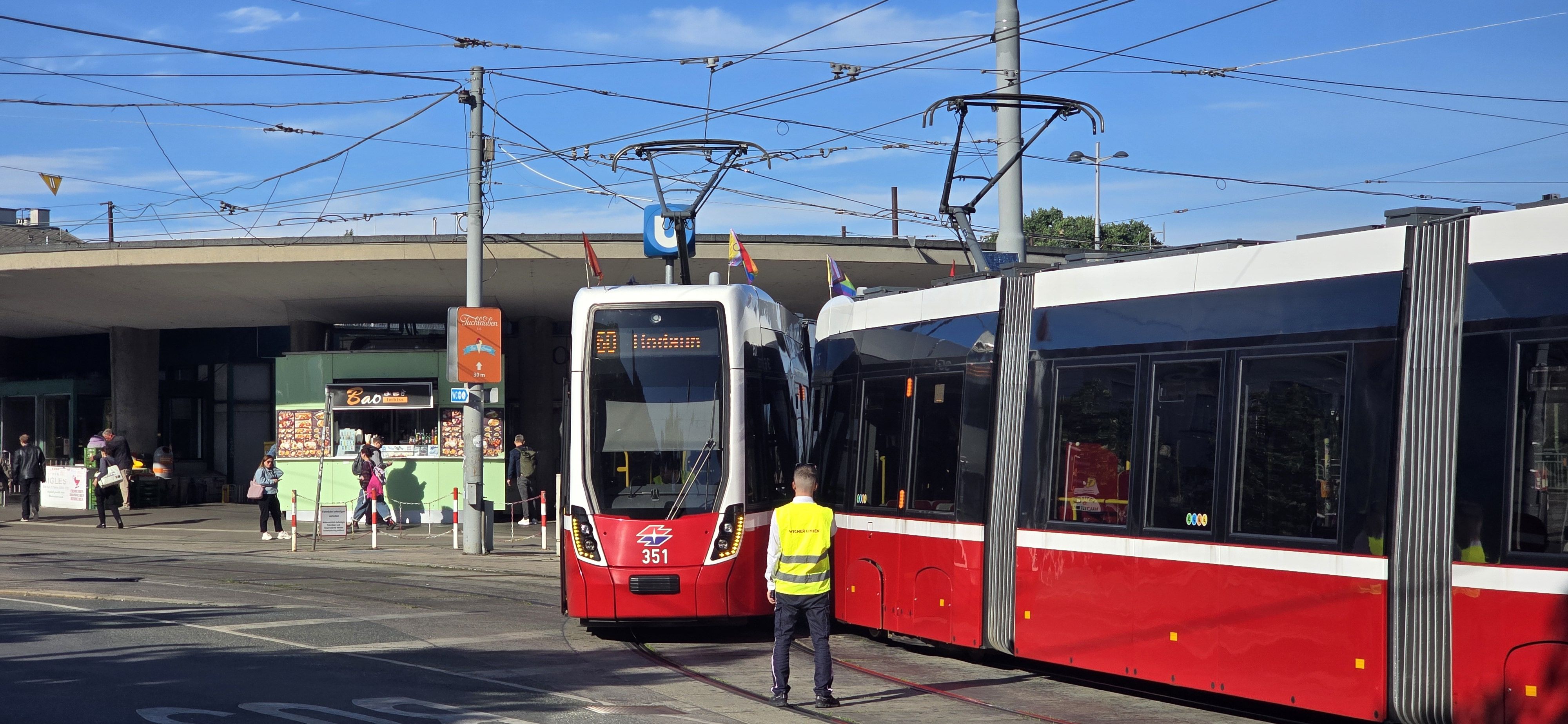 Heute.at - Bim-Crash bei Wien! Öffi-Ärger mitten in Hietzing