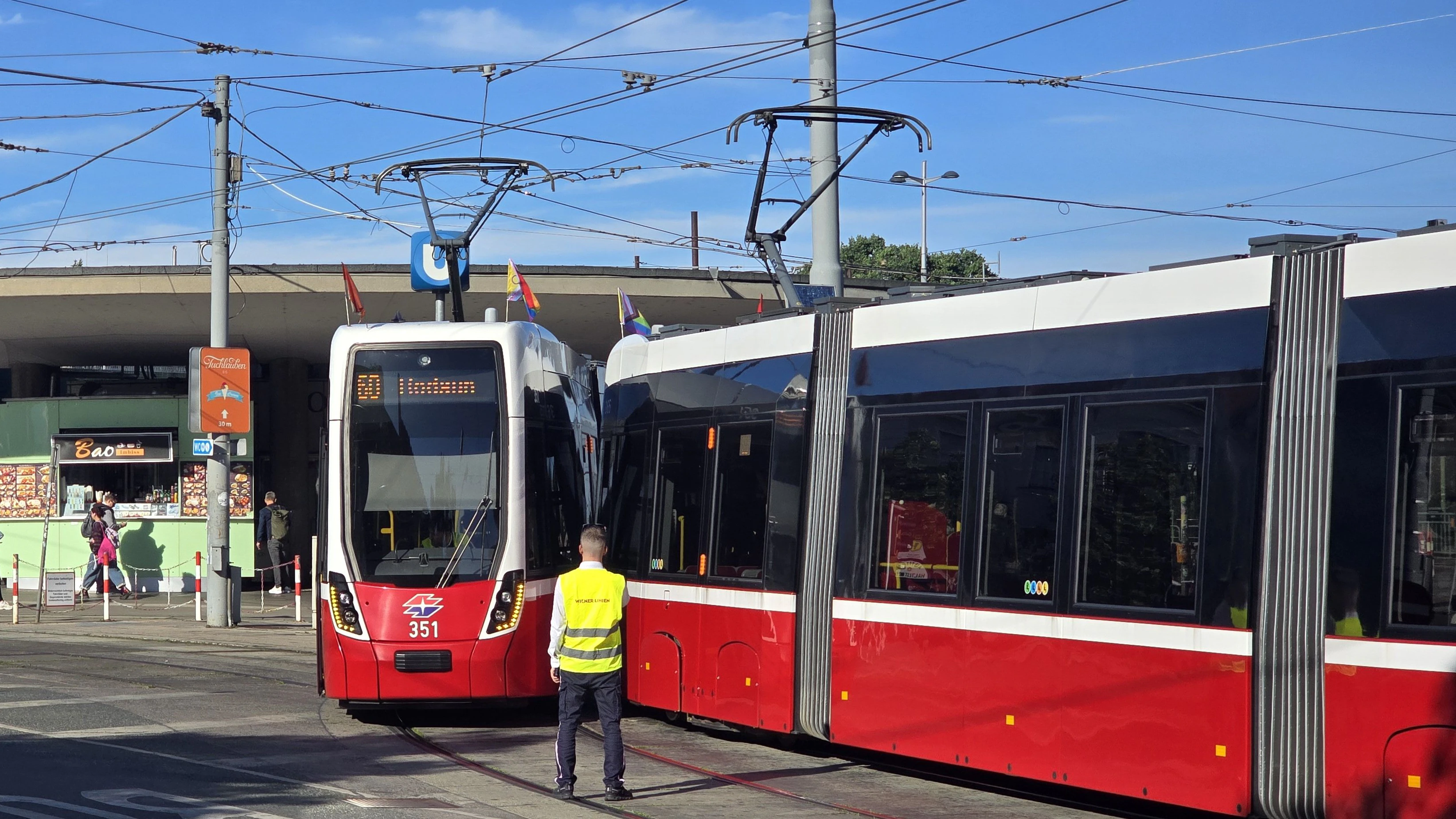 Heute.at - Bim-Crash bei Wien! Öffi-Ärger mitten in Hietzing