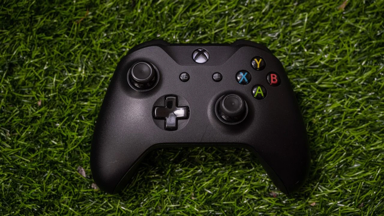 Xbox-Kontroller auf dunklem Hintergrund