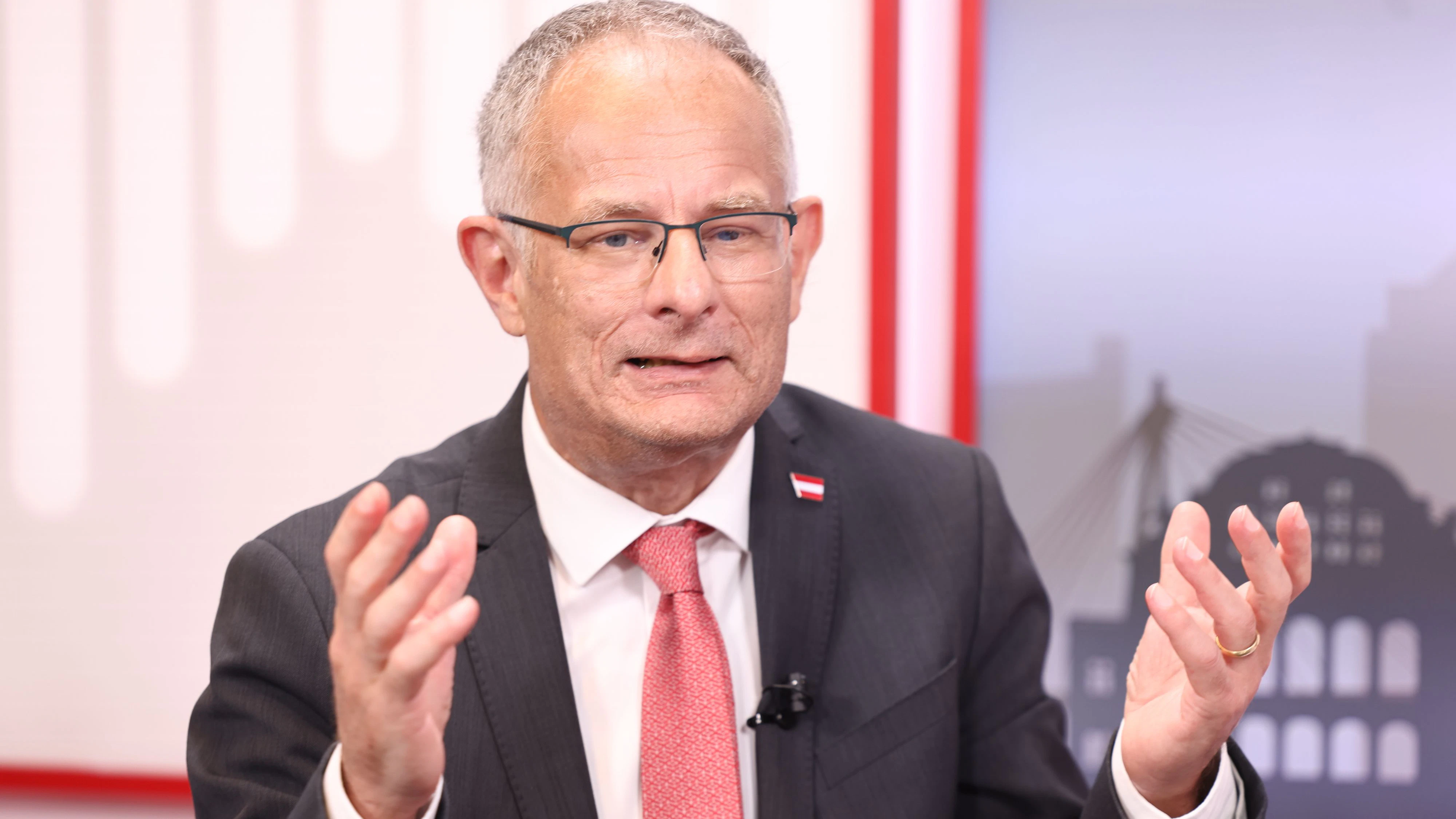 Finanzminister Marterbauer fiebert mit dem Nationalteam mit.