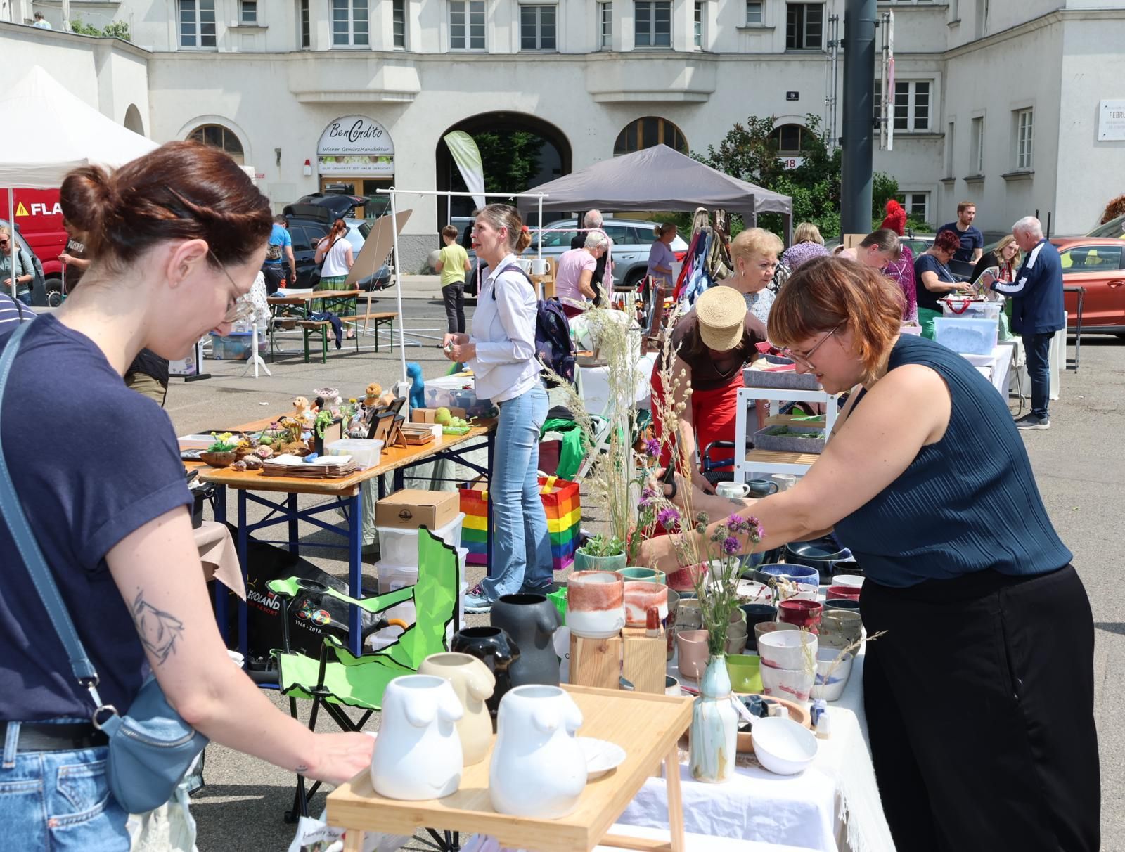Innovative Designer bieten ihre selbstgemachten Waren am Floridsdorfer Markt an.