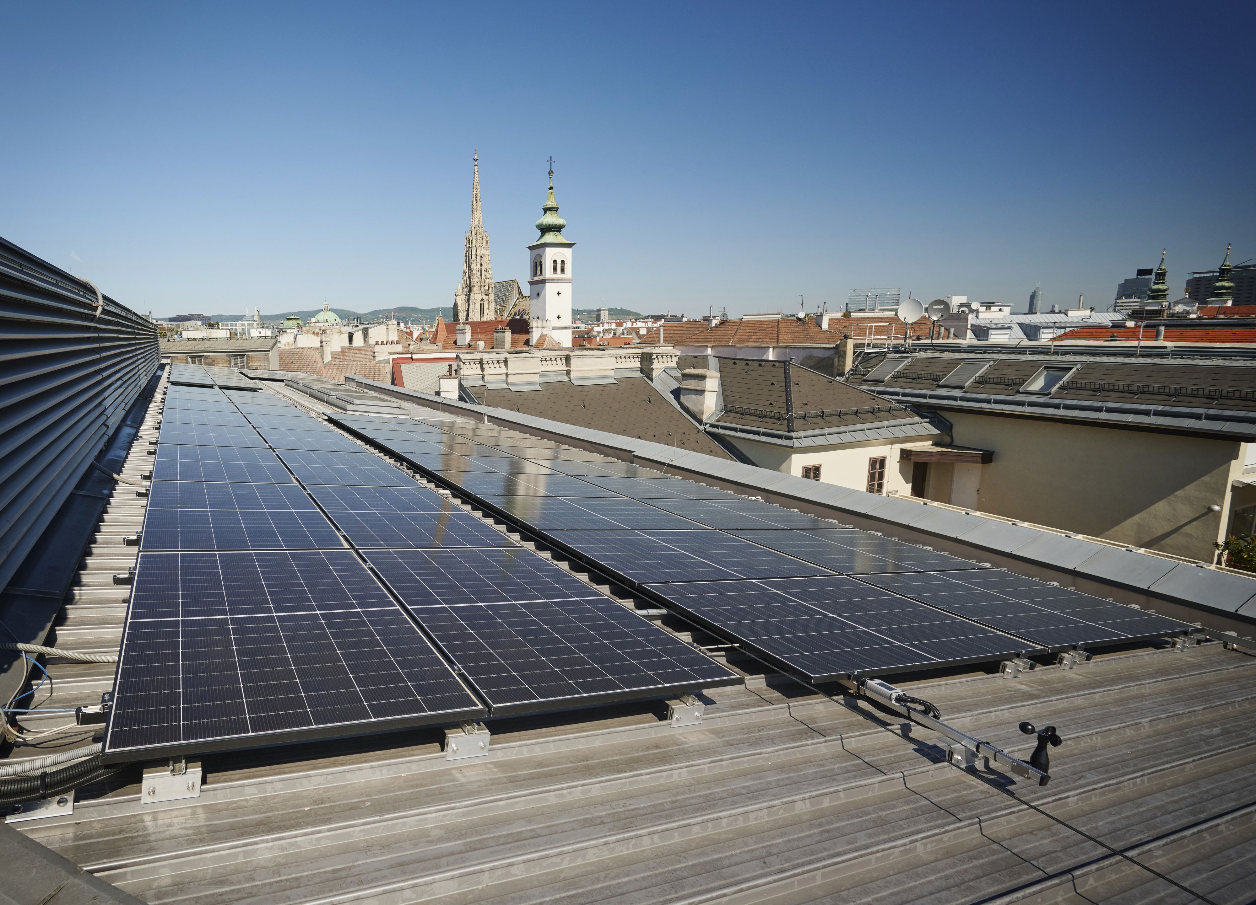 Wien Energie nimmt eine Photovoltaikanlage auf dem Dach des Musicaltheaters Ronacher der Vereinigten Bühnen Wien (VBW) in Betrieb.