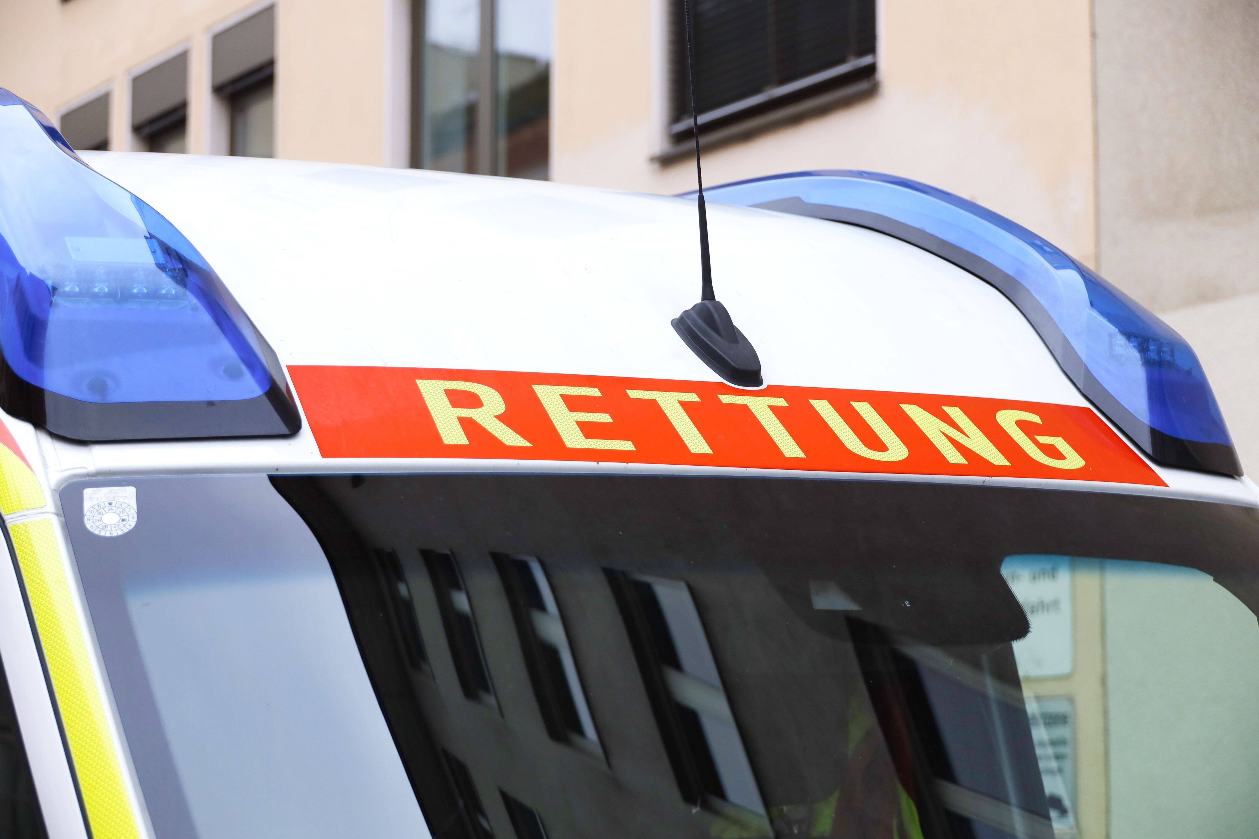 Bei einem Überfall soll ein Opfer durch die Attacke einen Nasenbeinbruch erlitten haben. (Symbolfoto)